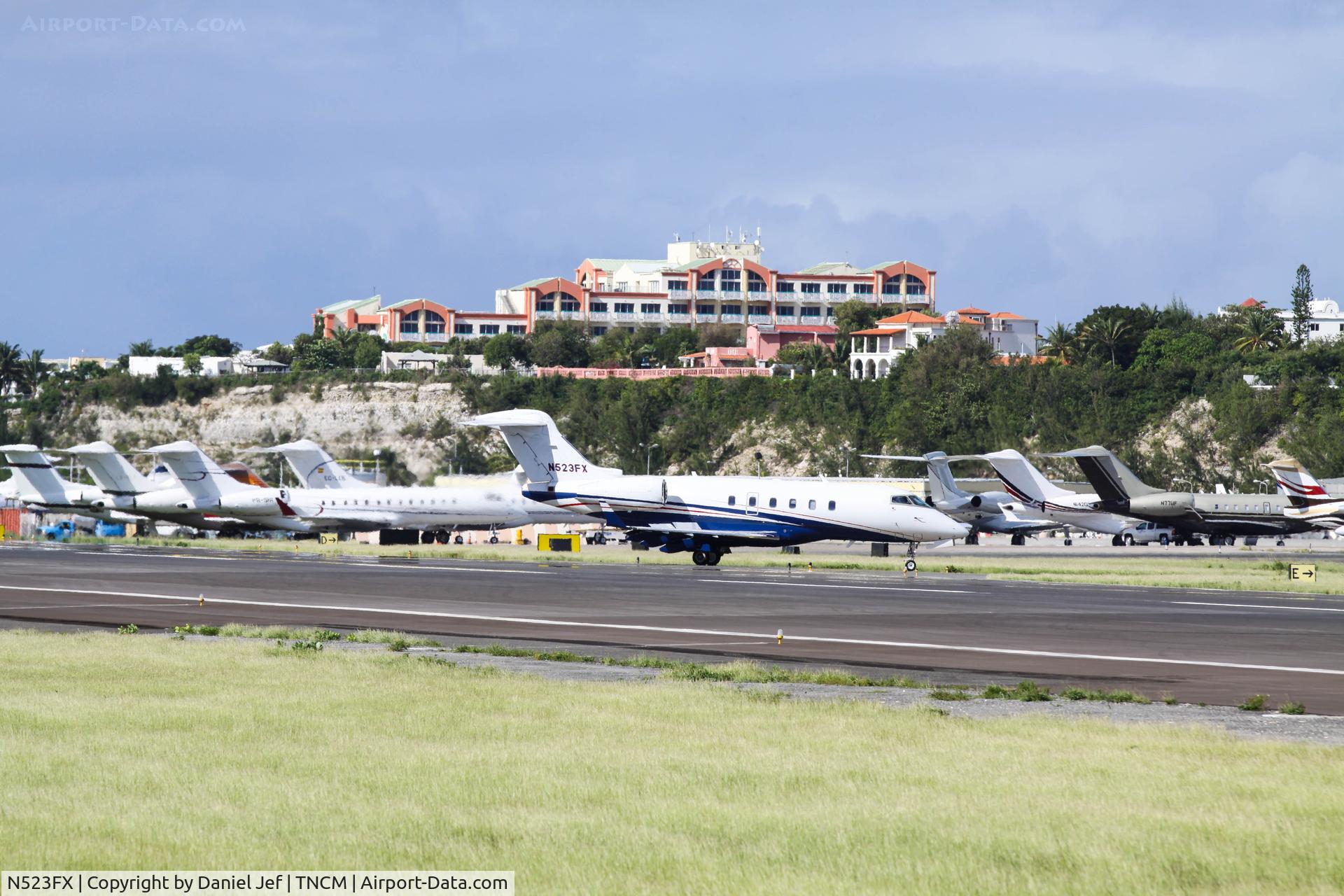 N523FX, 2005 Bombardier Challenger 300 (BD-100-1A10) C/N 20074, N523FX