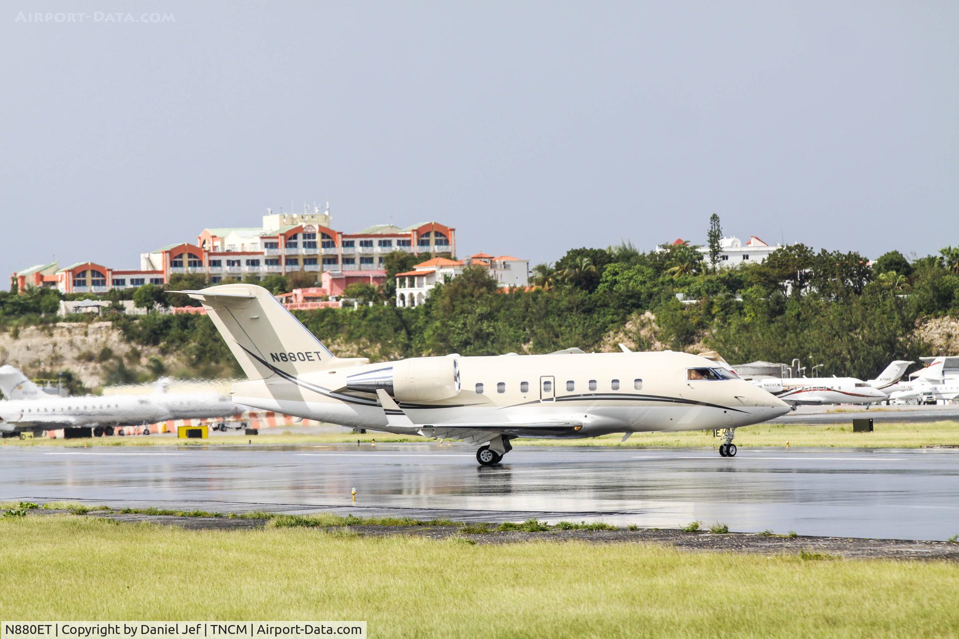 N880ET, 2001 Bombardier Challenger 604 (CL-600-2B16) C/N 5514, N880ET