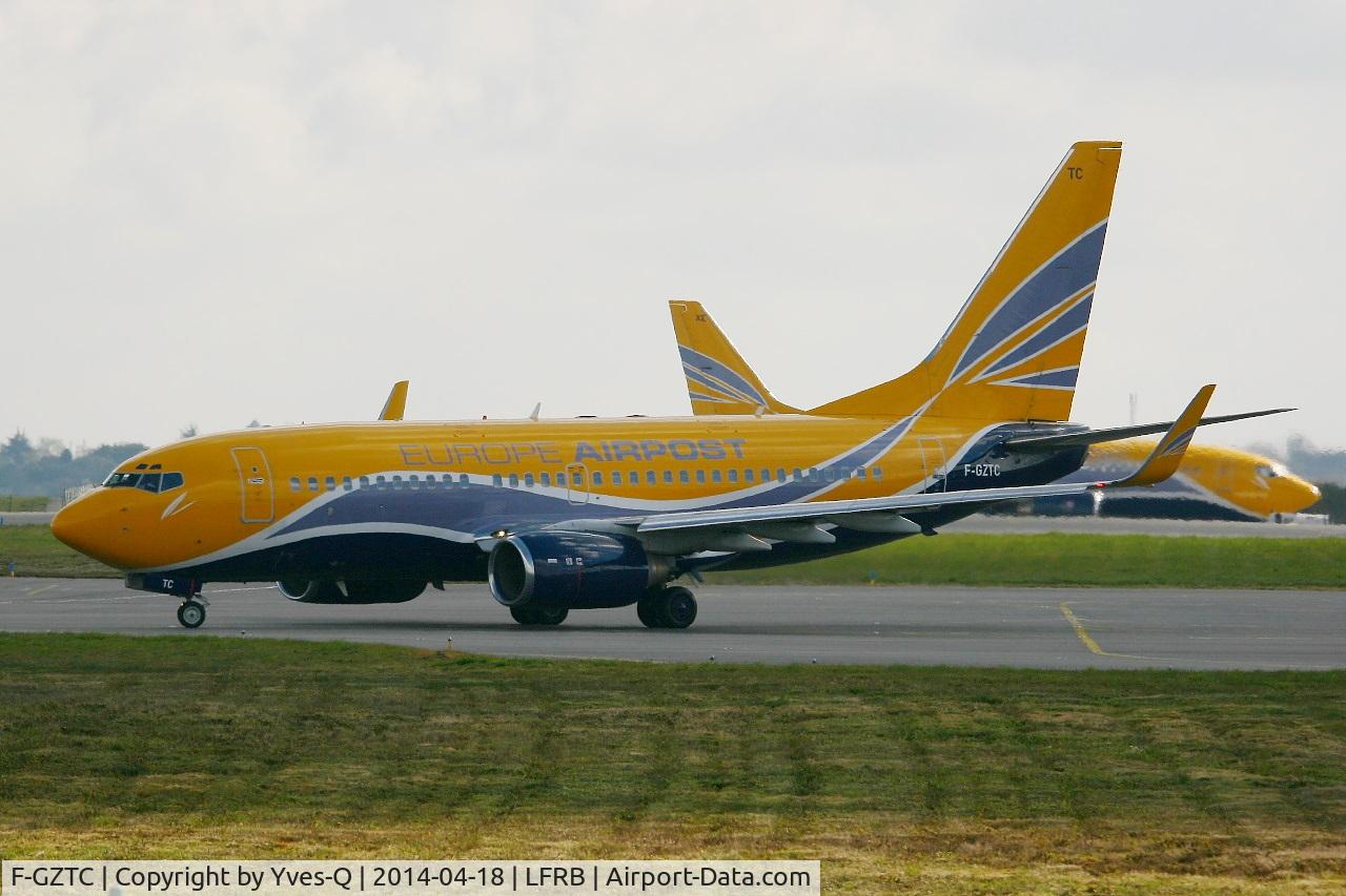 F-GZTC, 2002 Boeing 737-73V C/N 32414, Boeing 737-73V, Taxiing to holding point rwy 07R, Brest-Bretagne airport (LFRB-BES)