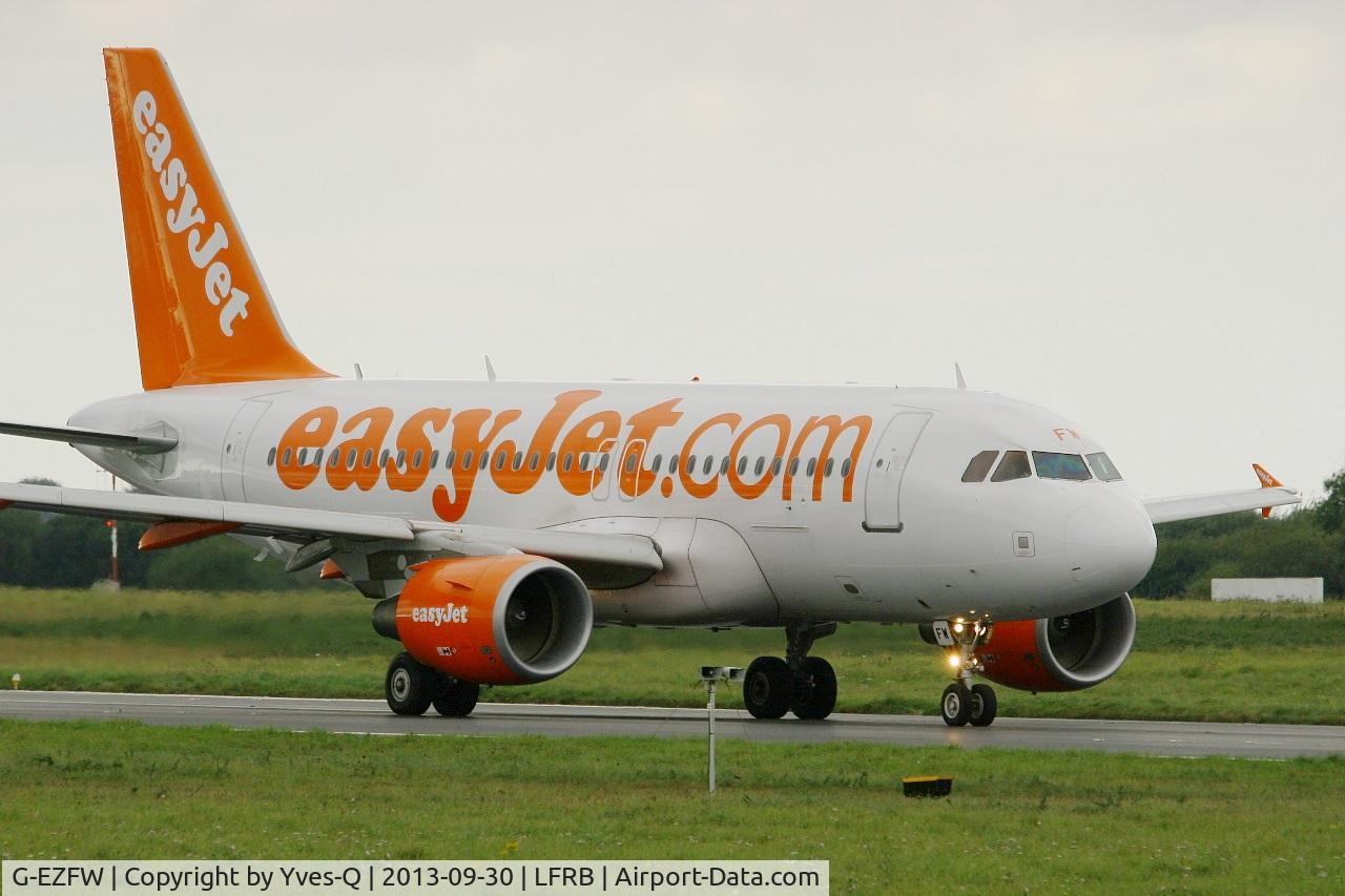 G-EZFW, 2010 Airbus A319-111 C/N 4380, Airbus A319-111, Taxiing to holding point rwy 25L, Brest-Bretagne airport (LFRB-BES)