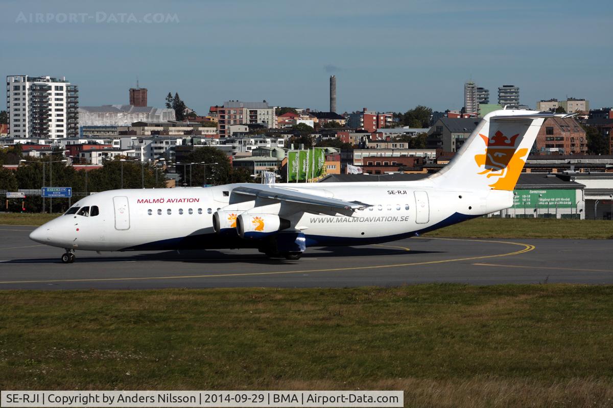 SE-RJI, 1999 British Aerospace Avro 146-RJ100 C/N E3357, Lining up runway 30.