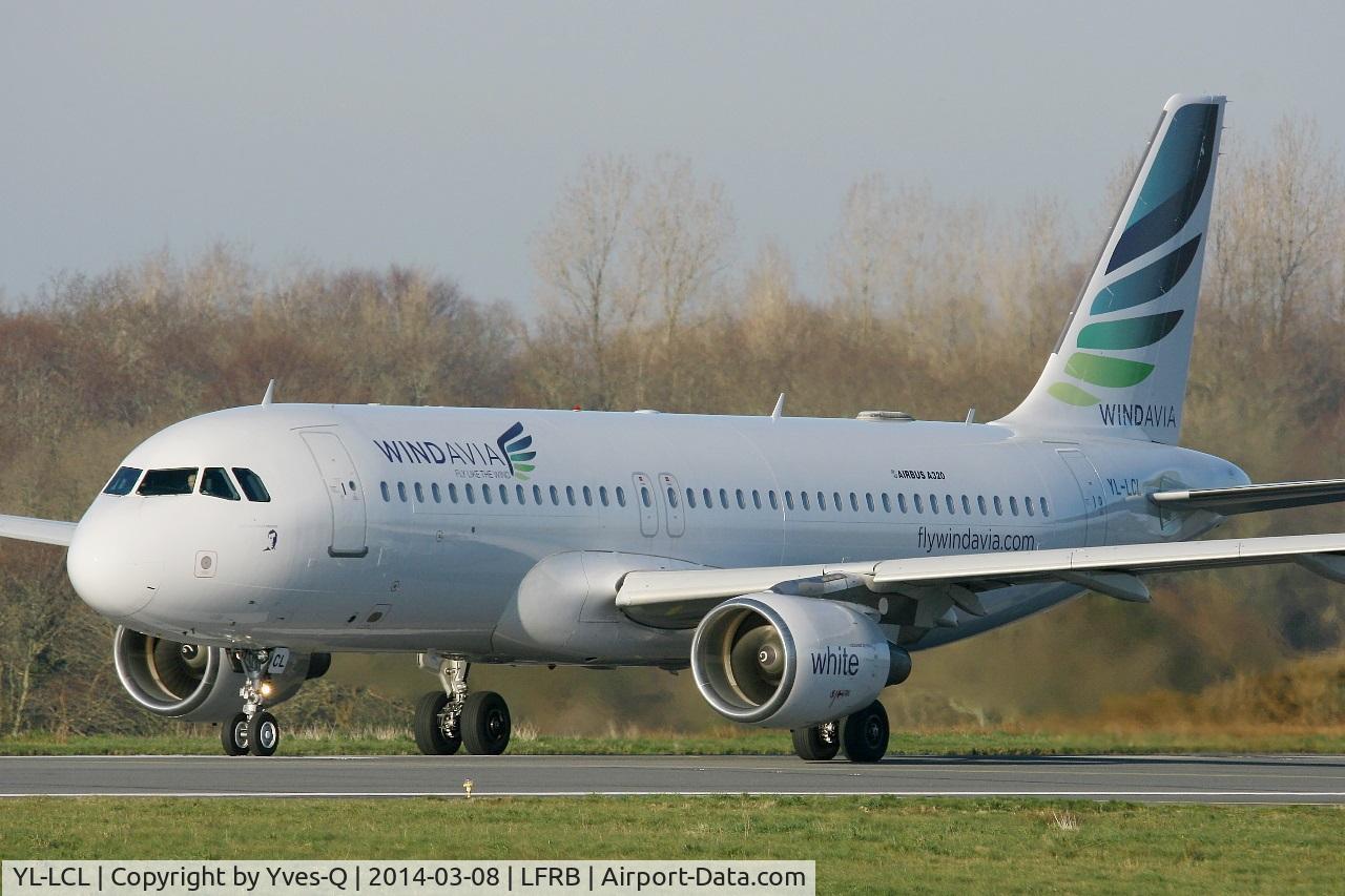 YL-LCL, 1995 Airbus A320-214 C/N 533, Airbus A320-214, Holding point rwy 25L, Brest-Bretagne airport (LFRB-BES)