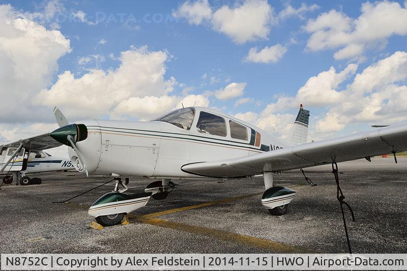 N8752C, 1976 Piper PA-28-140 C/N 28-7625128, North Perry