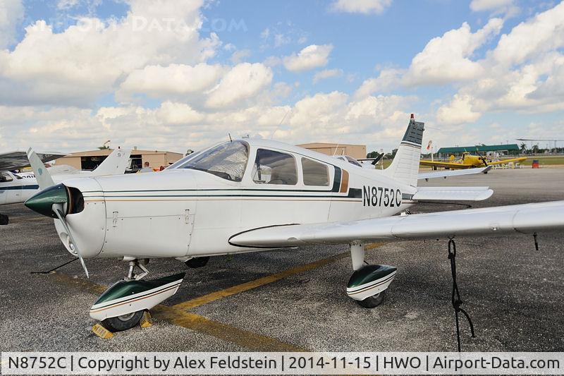 N8752C, 1976 Piper PA-28-140 C/N 28-7625128, North Perry