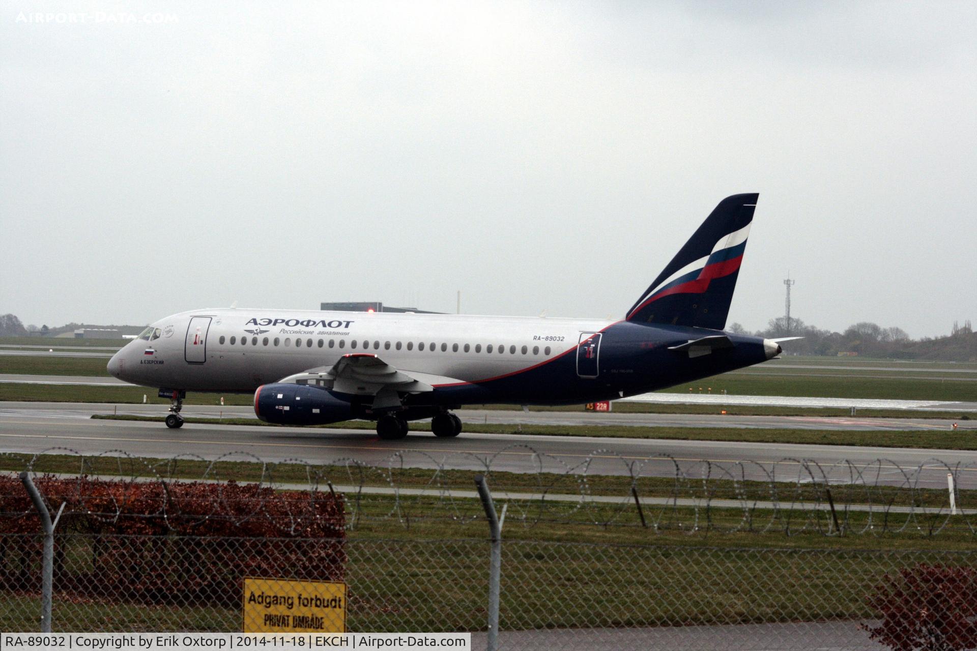 RA-89032, 2013 Sukhoi Superjet 100-95B C/N 95043, RA-89032 just arrived on rw 04L