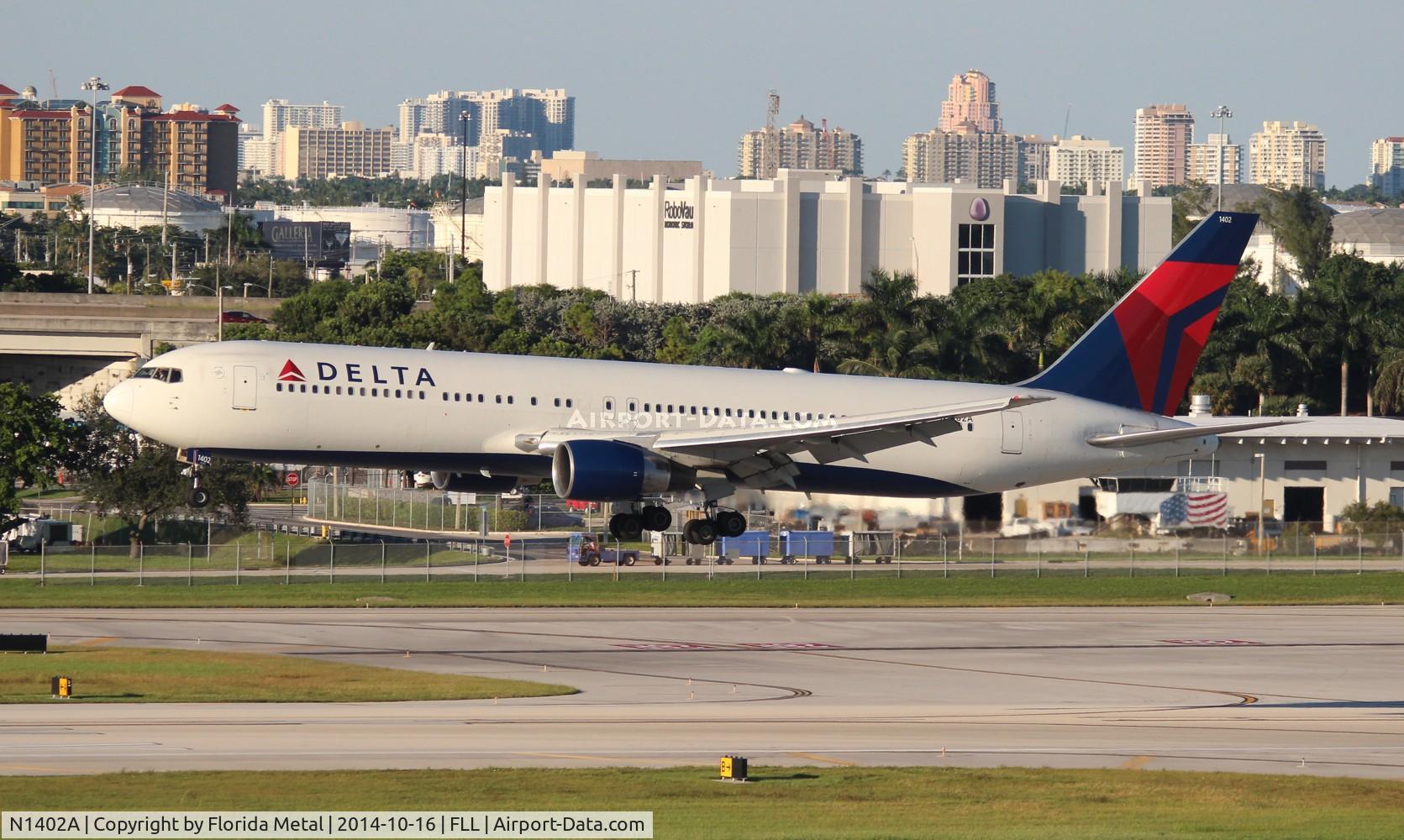N1402A, 1993 Boeing 767-332 C/N 25989, Delta 767-300