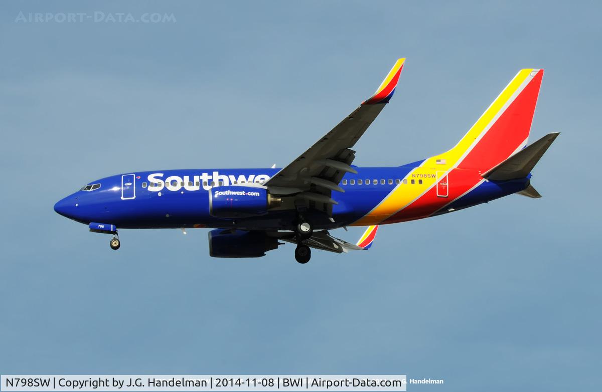 N798SW, 1998 Boeing 737-7AD C/N 28436, On final to 28.