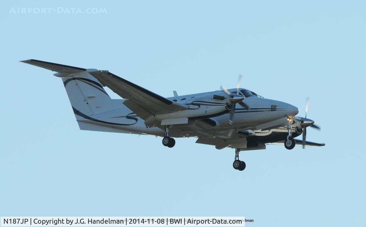 N187JP, Raytheon Aircraft Company B200 C/N BB-1888, On final to 33R.