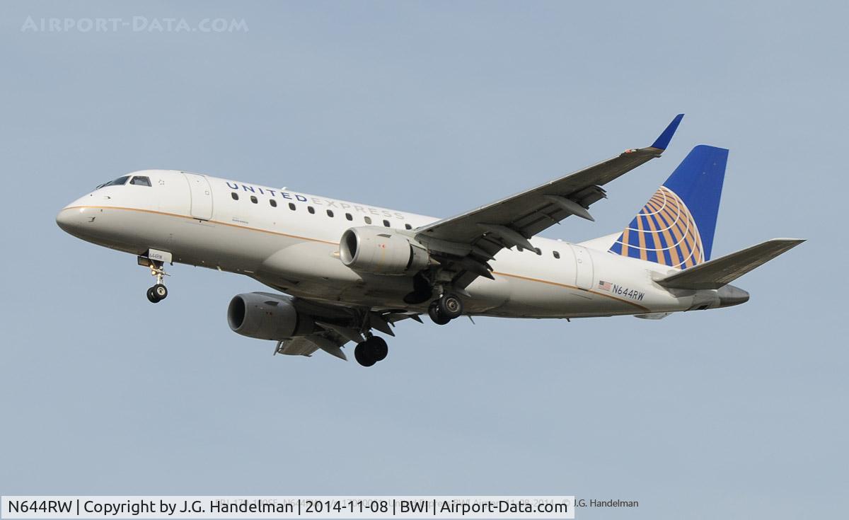 N644RW, 2004 Embraer 170SE (ERJ-170-100SE) C/N 17000061, On Final.