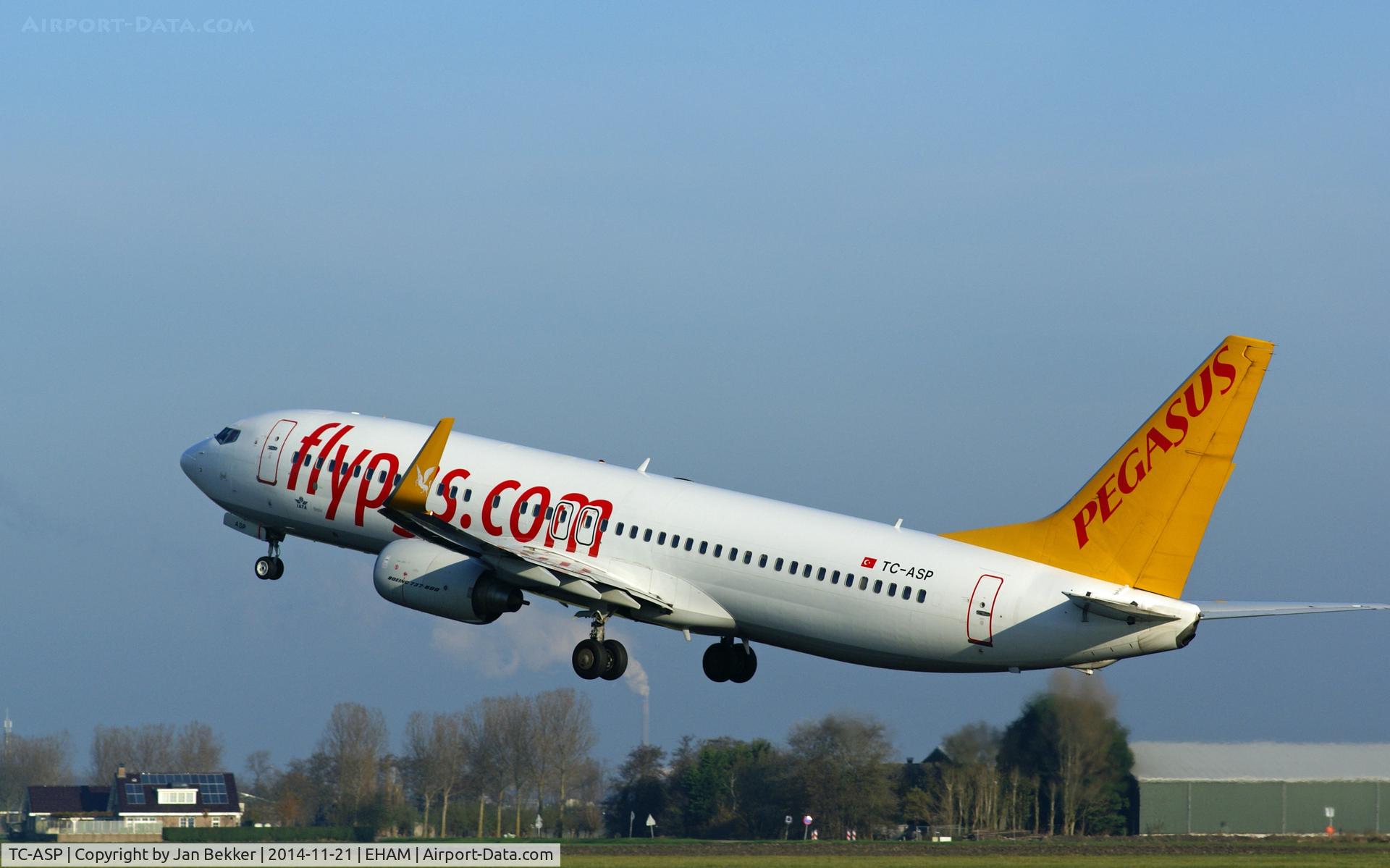 TC-ASP, 2011 Boeing 737-82R C/N 40011, Just after take off