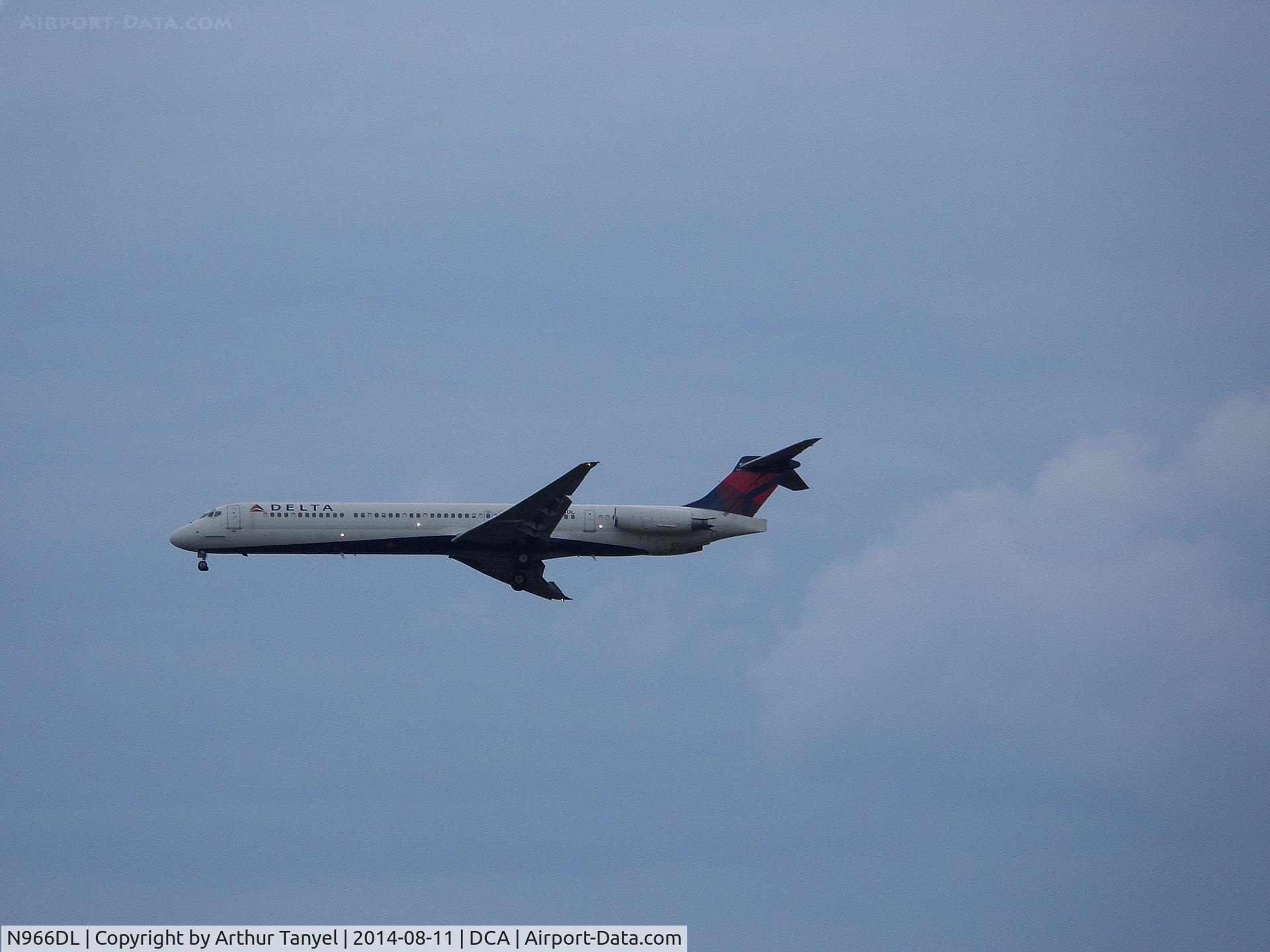 N966DL, 1990 McDonnell Douglas MD-88 C/N 53115, Landing @ DCA