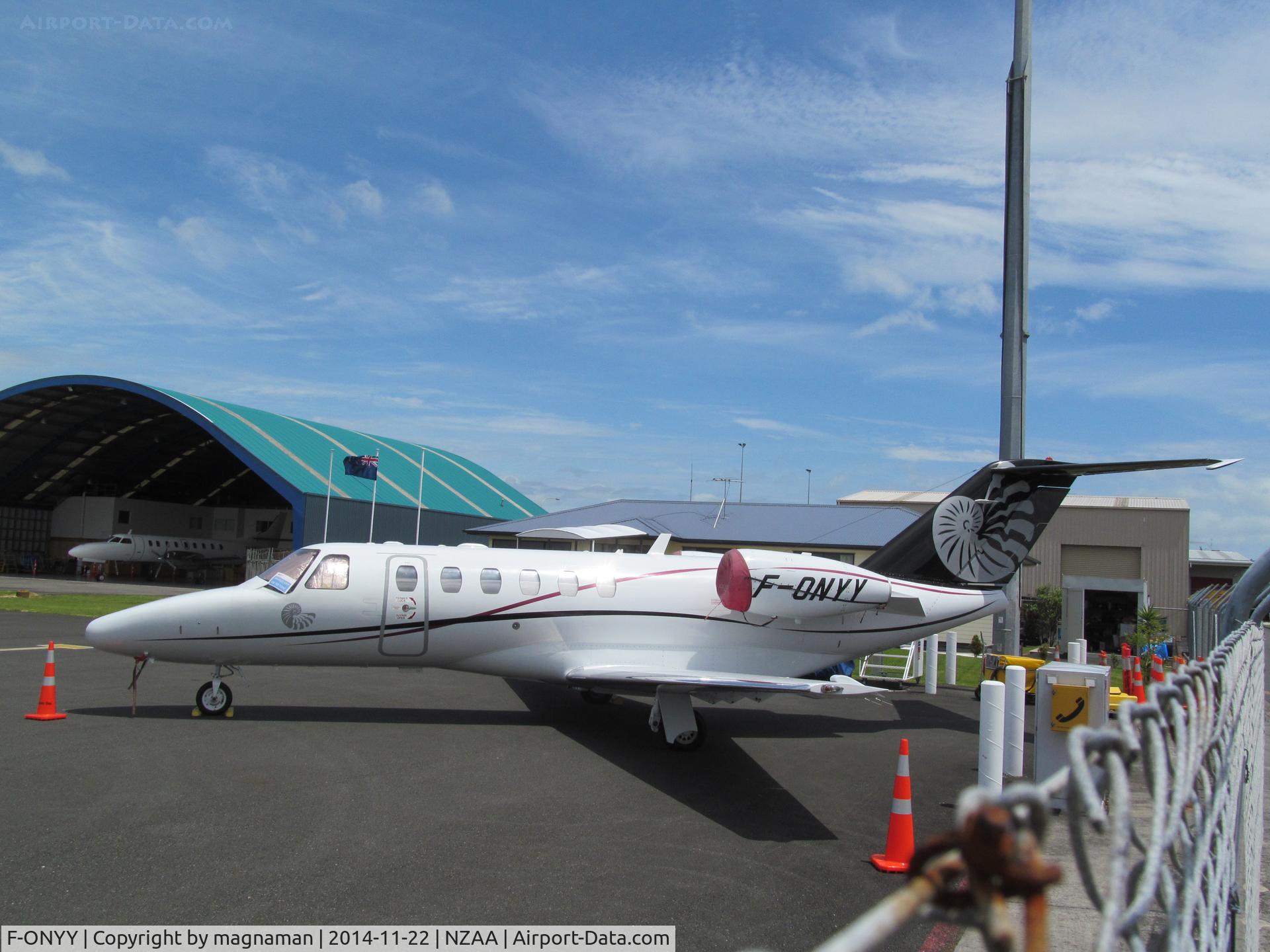 F-ONYY, 2006 Cessna 525A CitationJet CJ2+ C/N 525A-0320, over fence!