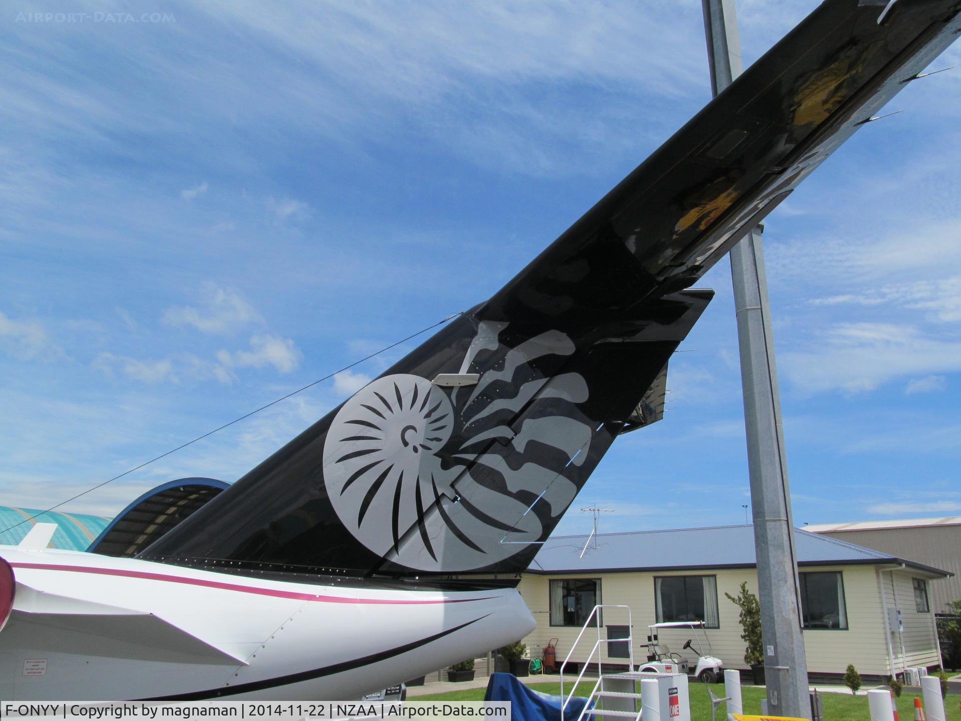 F-ONYY, 2006 Cessna 525A CitationJet CJ2+ C/N 525A-0320, close up of tail logo