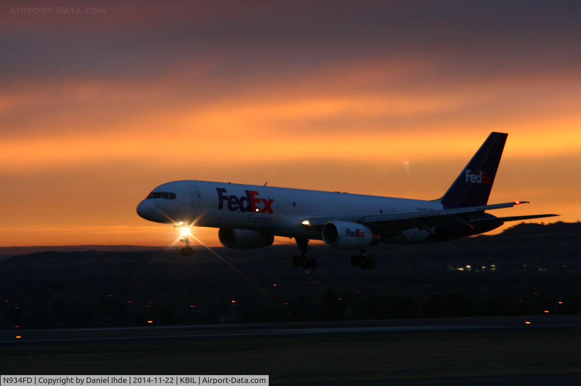 N934FD, 1988 Boeing 757-21B C/N 24331, Nov 22, 2014  Landing at dawn KBIL