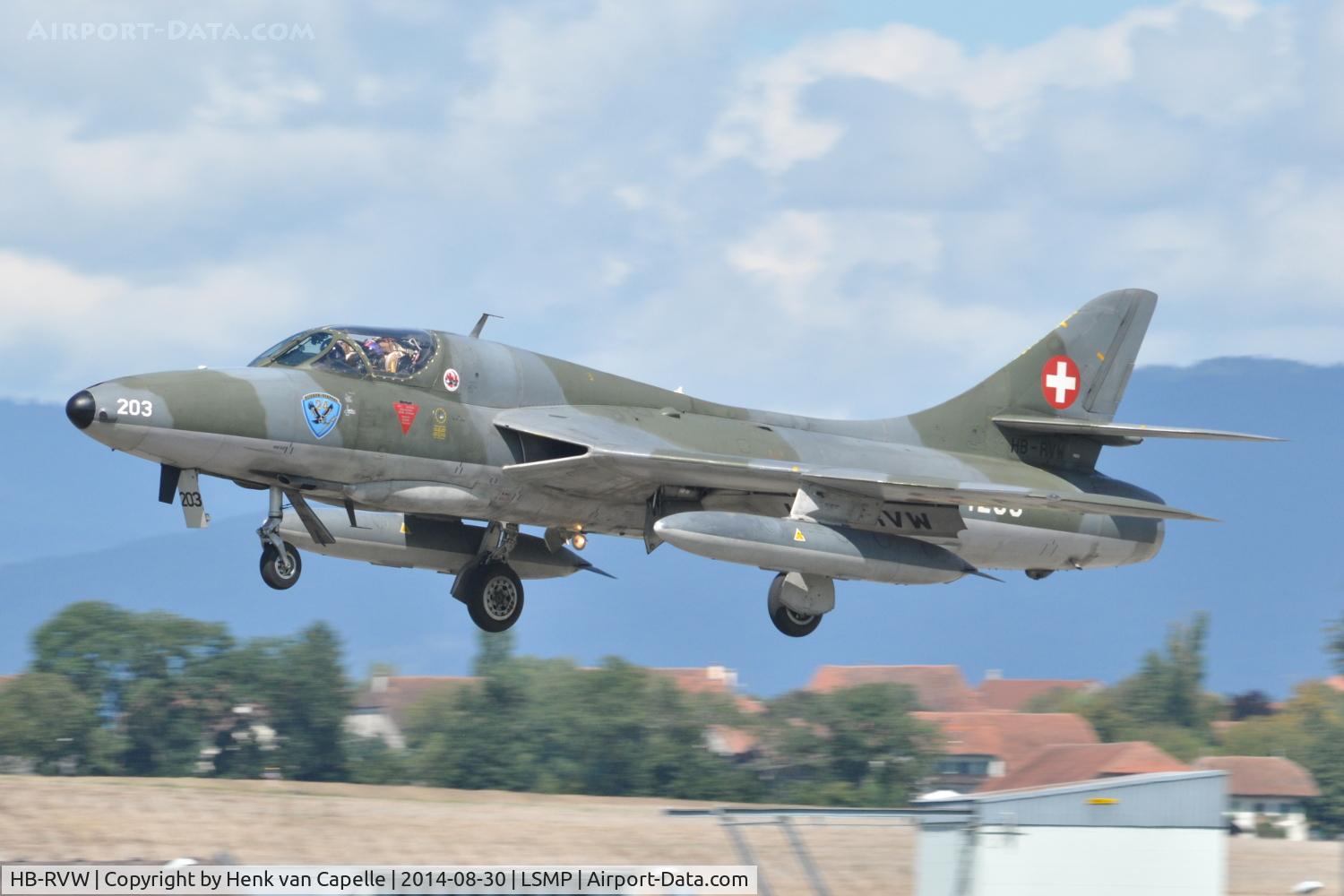 HB-RVW, 1975 Hawker Hunter T.68 C/N 41H-R738150, Hawker Hunter T68 HB-RVW landing at Payerne Air Base, Switzerland, AIR14.