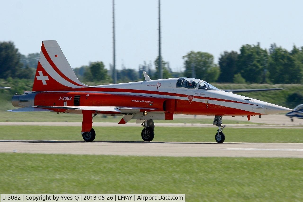 J-3082, Northrop F-5E Tiger II C/N L1082, Northrop F-5E Tiger II, Capt Gunnar Jansen, Left wing of Swiss Air Force Aerobatic Team 2012, Salon de Provence Air Base 701 (LFMY)