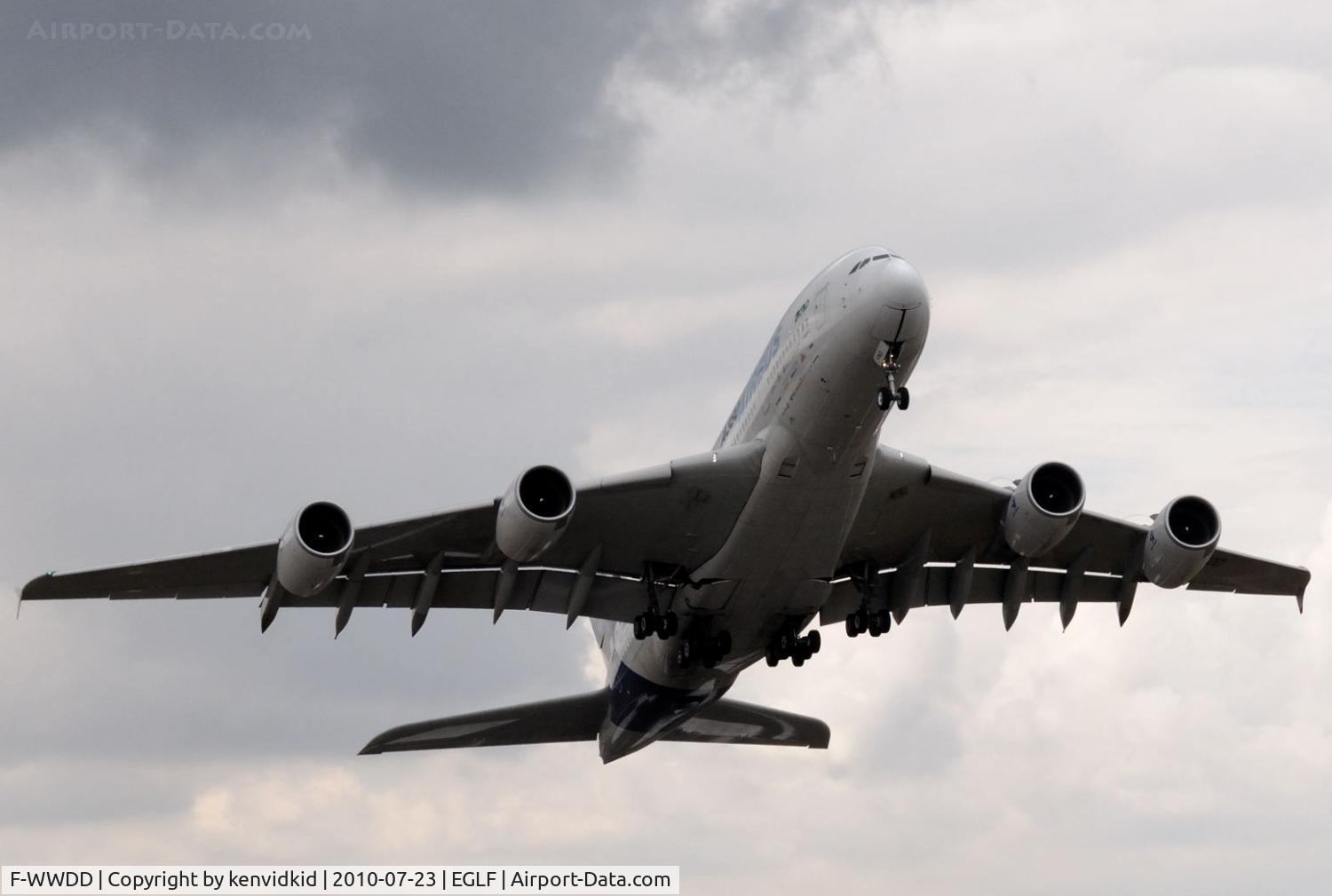 F-WWDD, 2005 Airbus A380-861 C/N 004, Taking off at the start of it's flying display.
