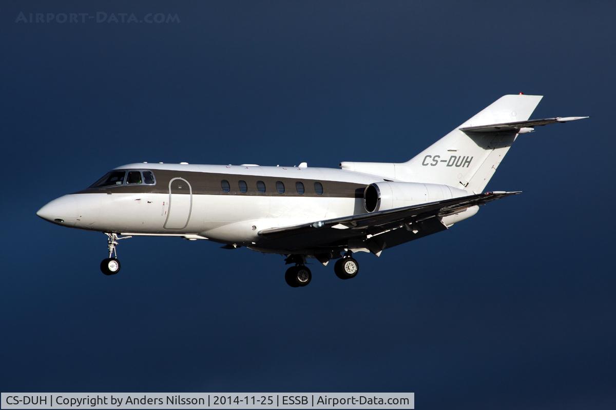 CS-DUH, 2009 Hawker Beechcraft 750 C/N HB-21, On short final for runway 30.