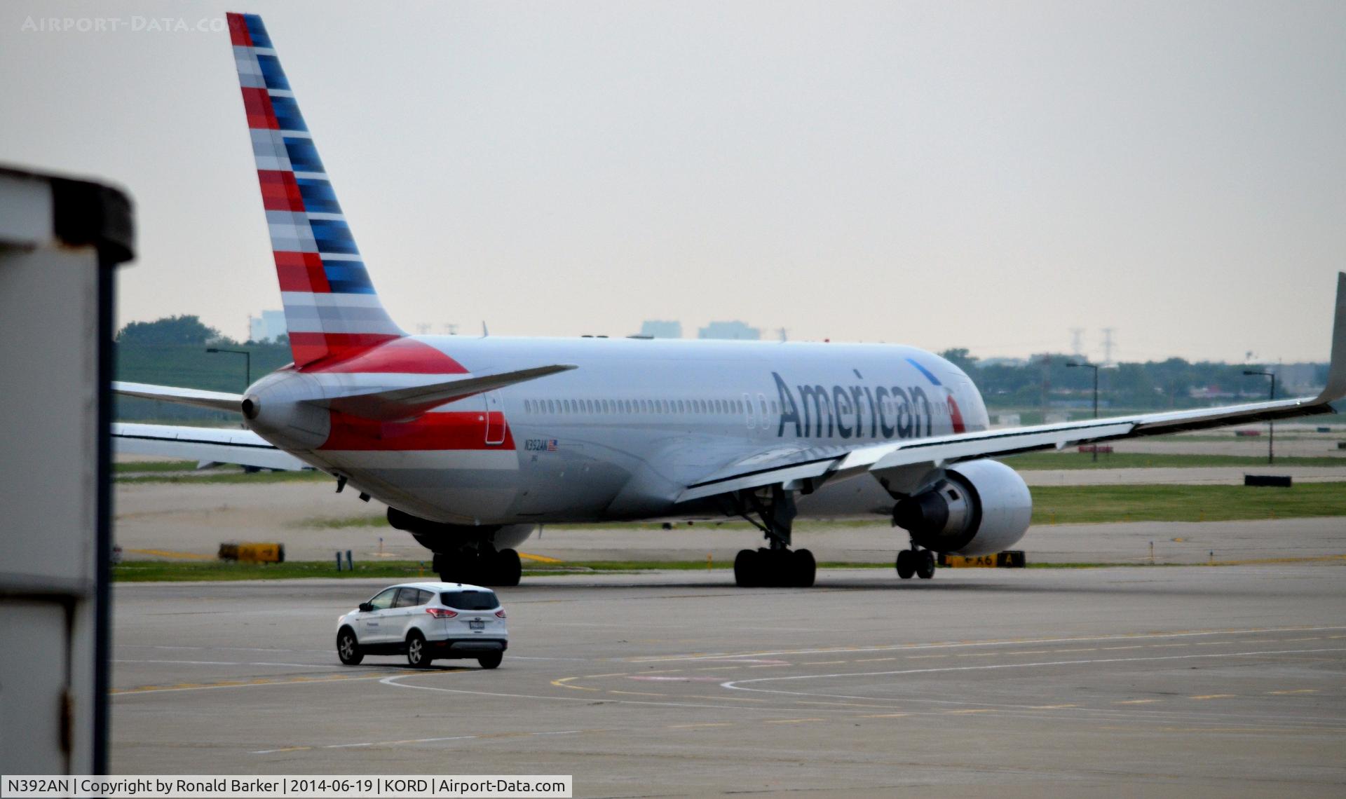 N392AN, 1998 Boeing 767-323 C/N 29429, Taxi O'Hare