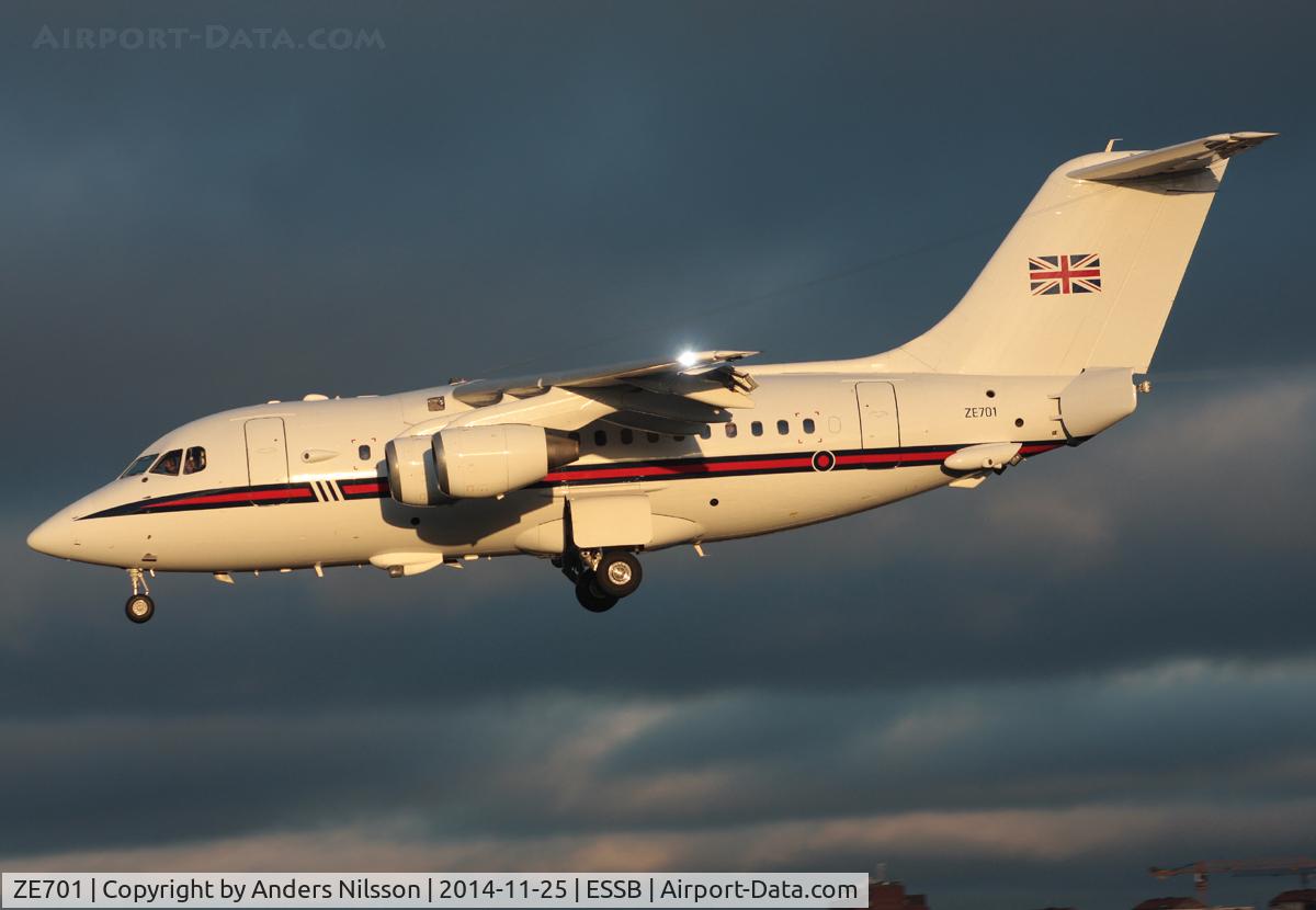 ZE701, 1985 British Aerospace BAe.146 CC.2 C/N E1029, On short final from Northolt.