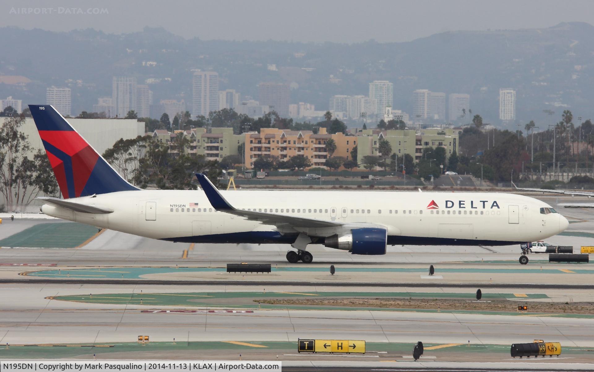 N195DN, 1997 Boeing 767-332 C/N 28452, Boeing 767-300
