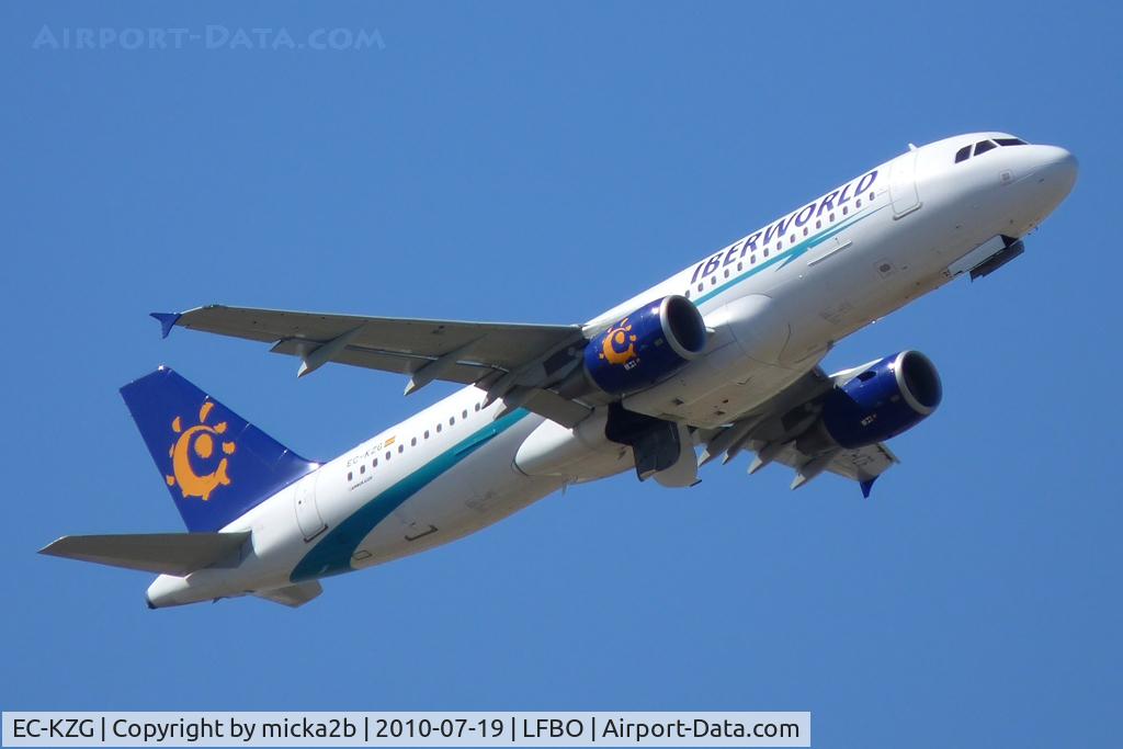 EC-KZG, 2009 Airbus A320-214 C/N 3868, Take off
