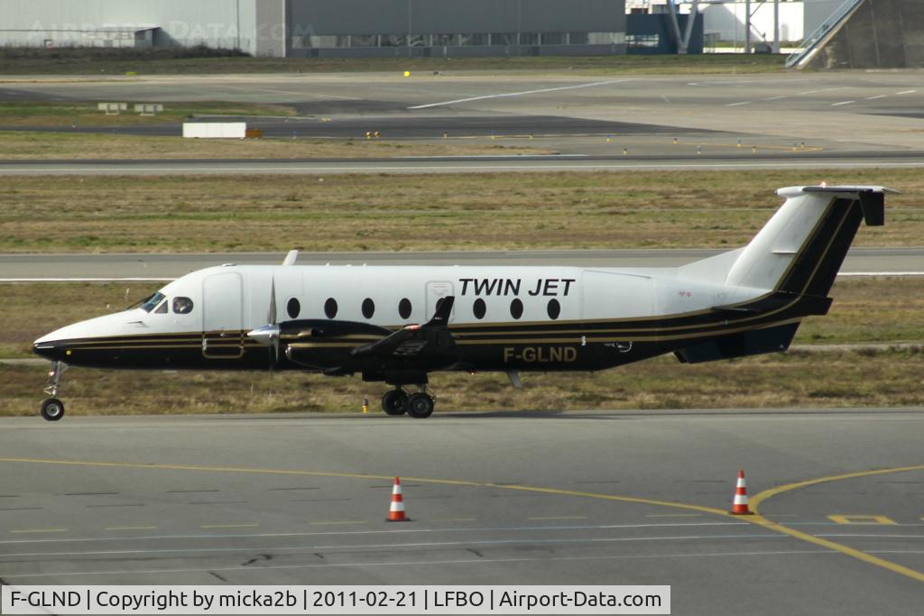 F-GLND, 1996 Beech 1900D C/N UE-196, Taxiing