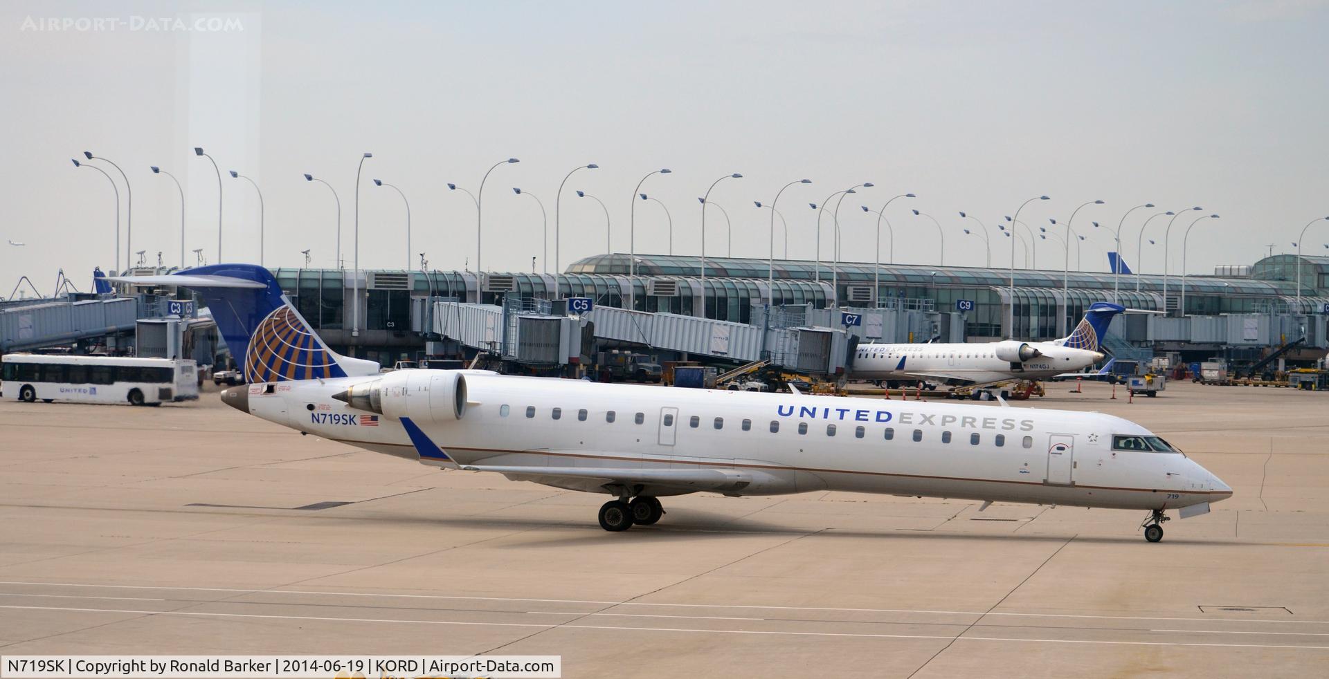 N719SK, 2004 Bombardier CRJ-701ER (CL-600-2C10) Regional Jet C/N 10188, Taxi O'Hare