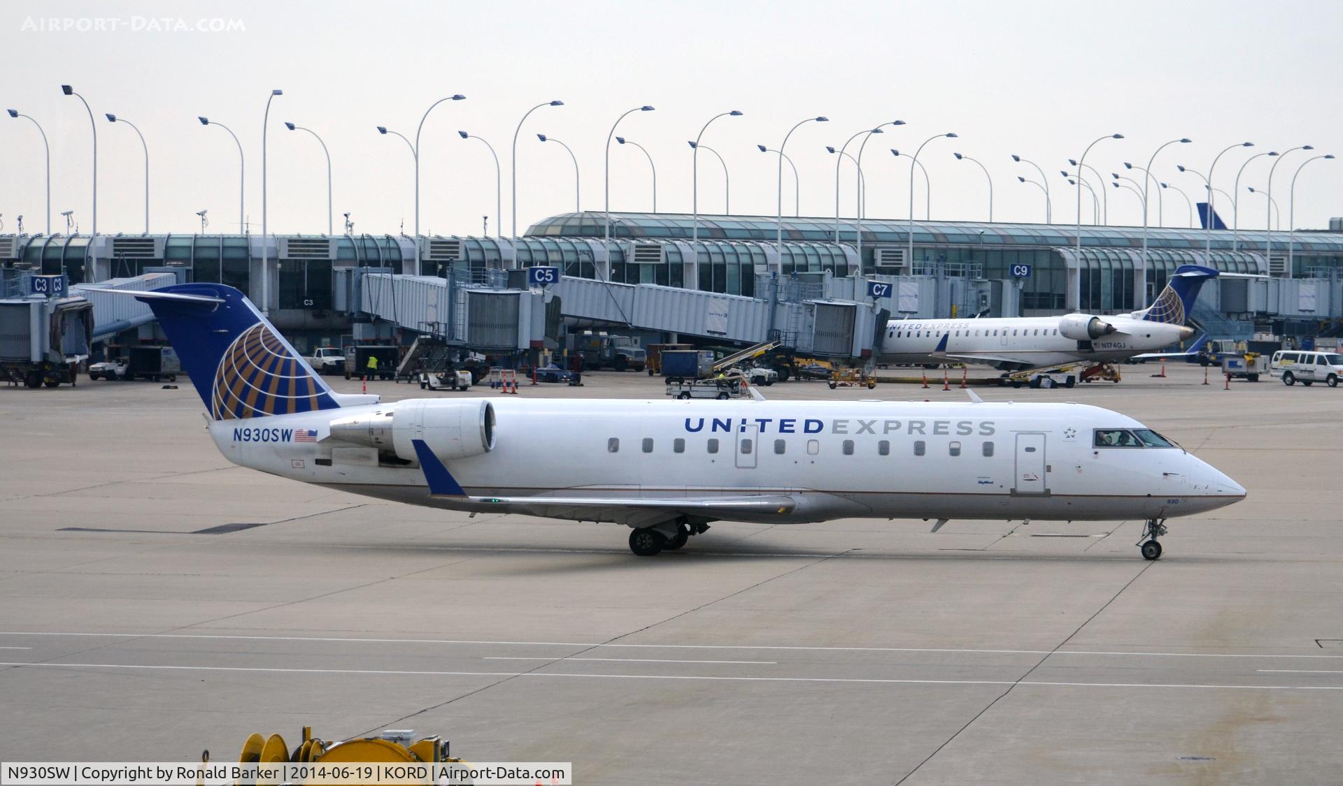 N930SW, 2002 Bombardier CRJ-200LR (CL-600-2B19) C/N 7713, Taxi O'Hare