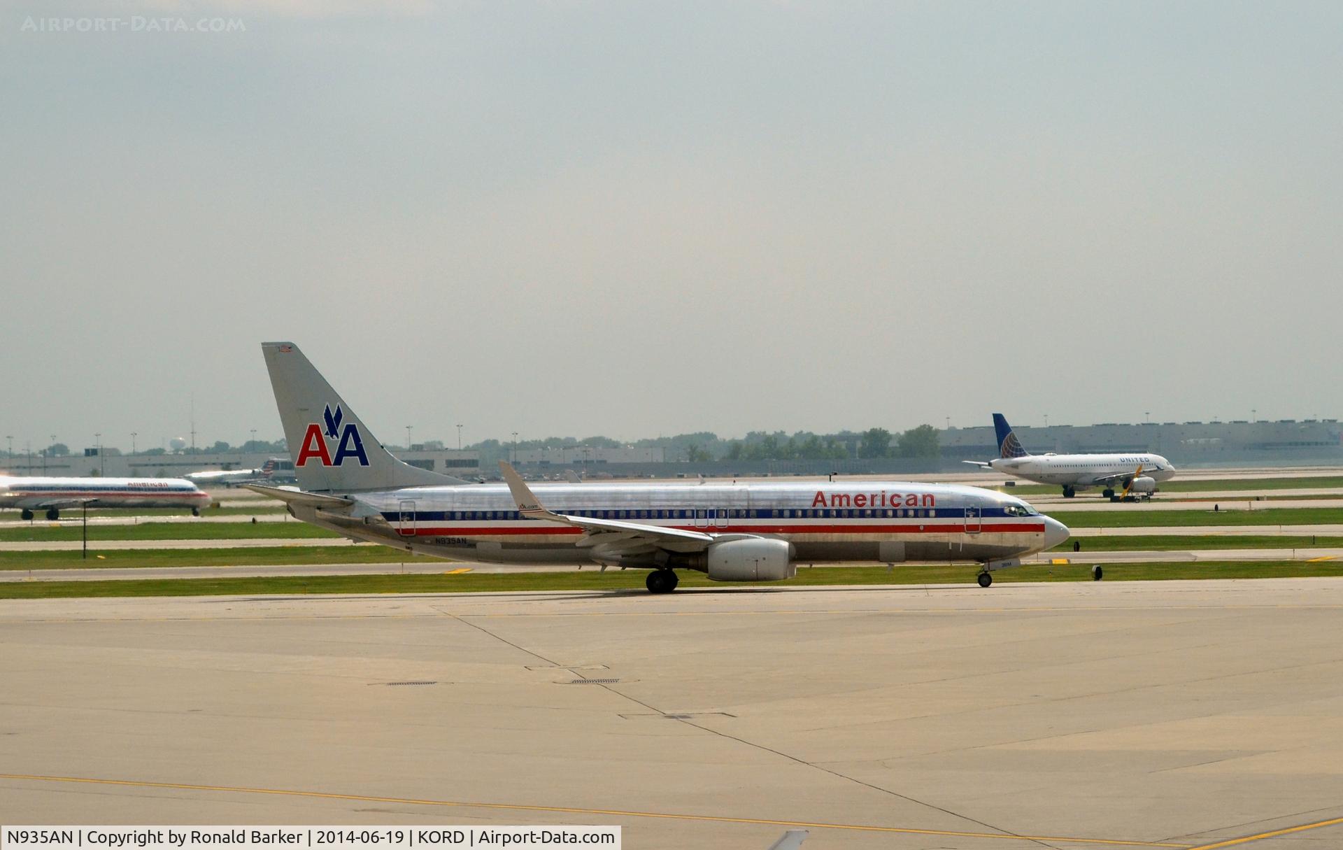N935AN, 2000 Boeing 737-823 C/N 30081, Taxi O'Hare