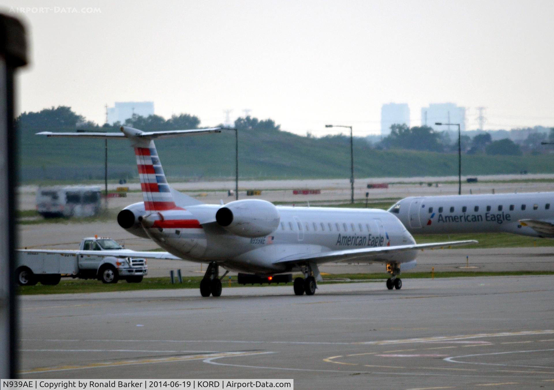 N939AE, 2005 Embraer ERJ-145LR (EMB-145LR) C/N 14500923, taxi O'Hare