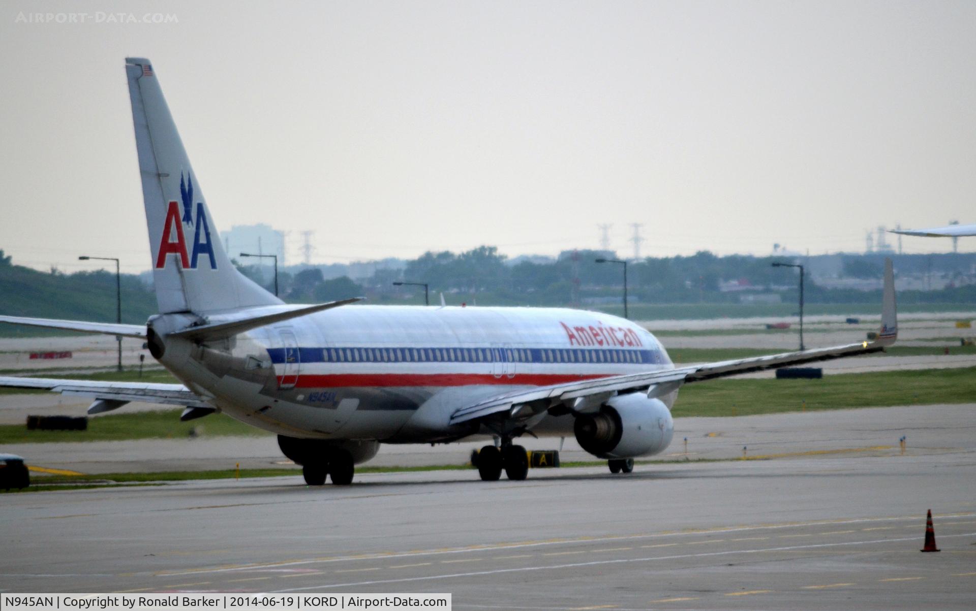 N945AN, 2000 Boeing 737-823 C/N 30085, Taxi O'Hare