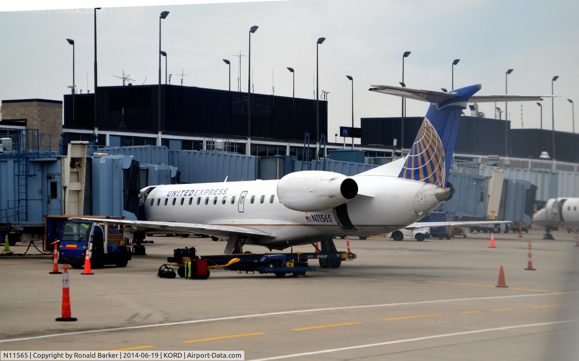 N11565, 2002 Embraer ERJ-145LR (EMB-145LR) C/N 145621, At the gate O'Hare