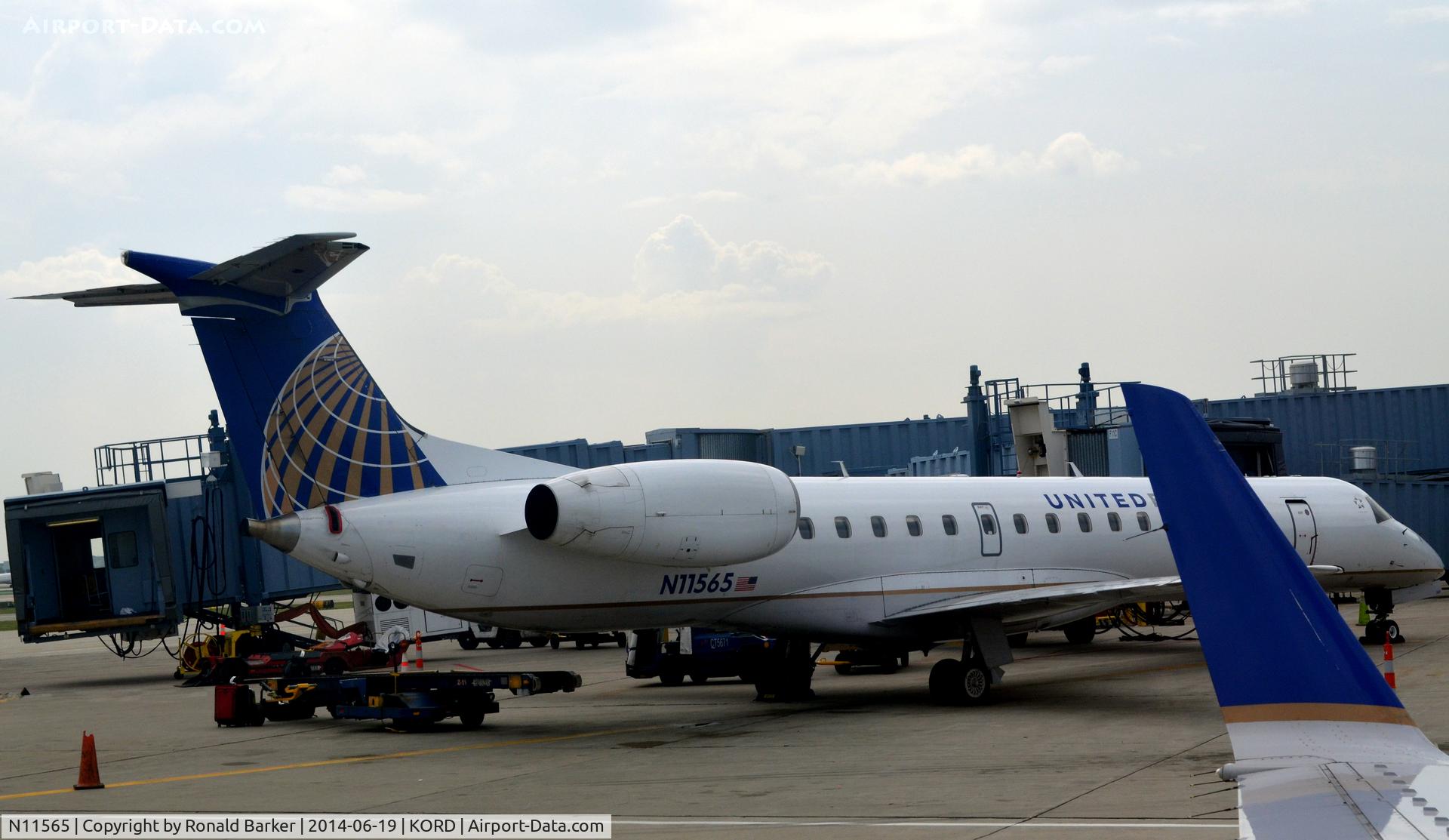 N11565, 2002 Embraer ERJ-145LR (EMB-145LR) C/N 145621, At the gate O'Hare