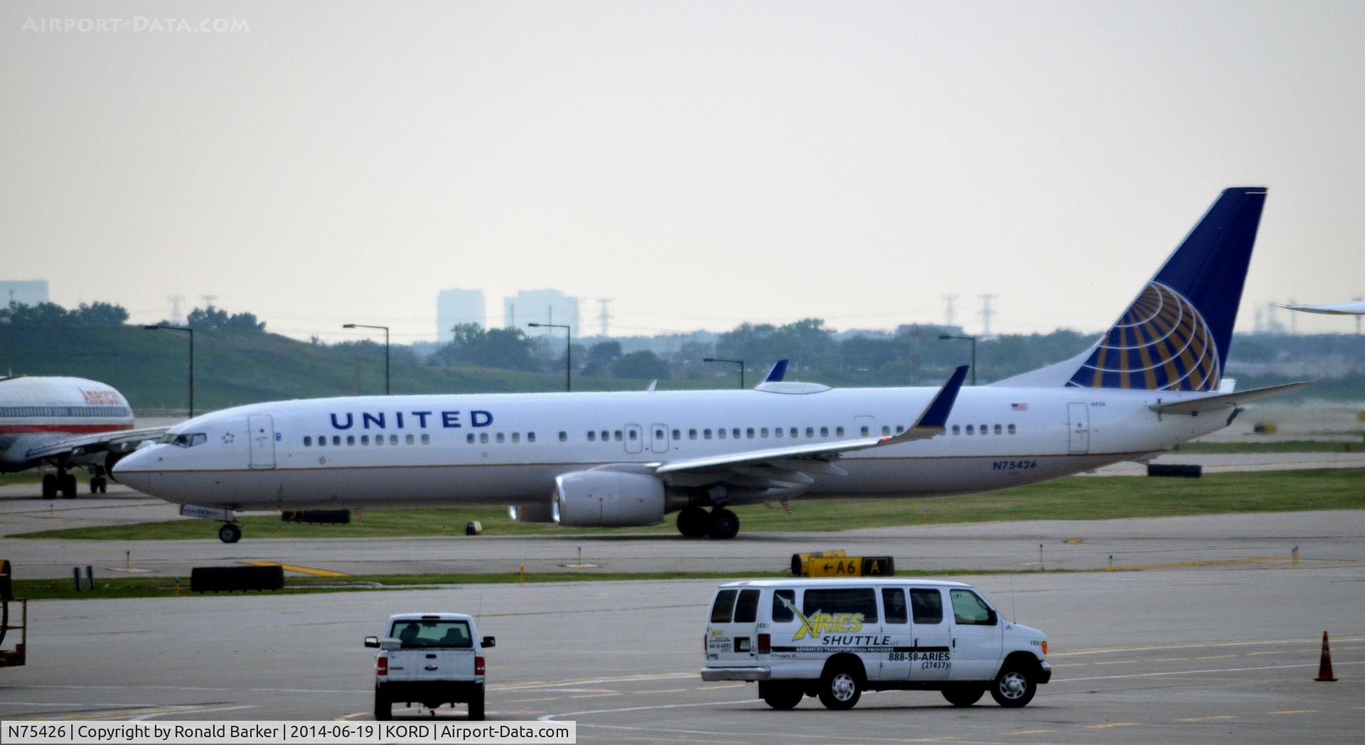 N75426, 2008 Boeing 737-924/ER C/N 31622, Taxi O'Hare