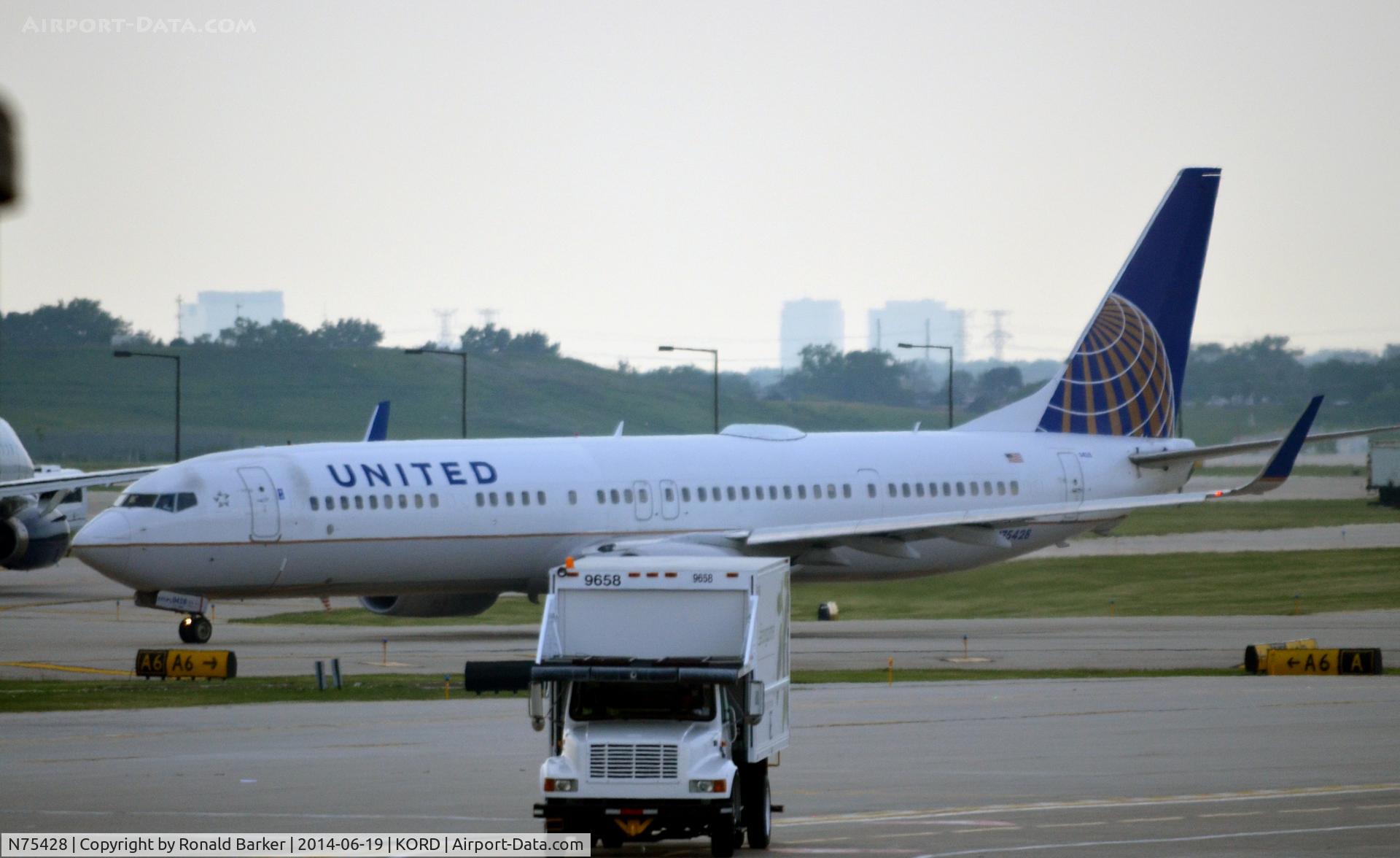 N75428, 2008 Boeing 737-924/ER C/N 31633, Taxi O'Hare