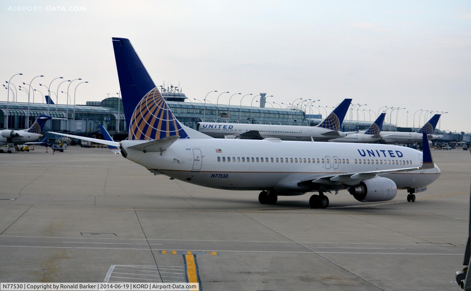 N77530, 2011 Boeing 737-824 C/N 39998, Taxi O'Hare