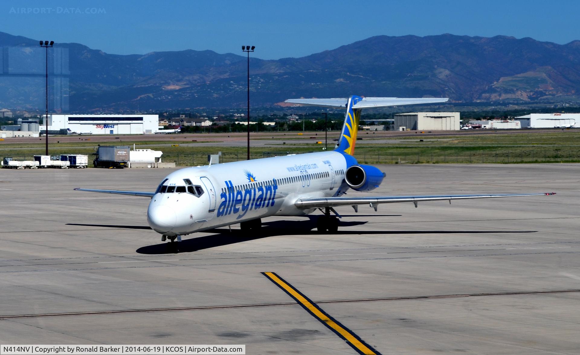 N414NV, 1989 McDonnell Douglas MD-88 C/N 49766, Taxi COS