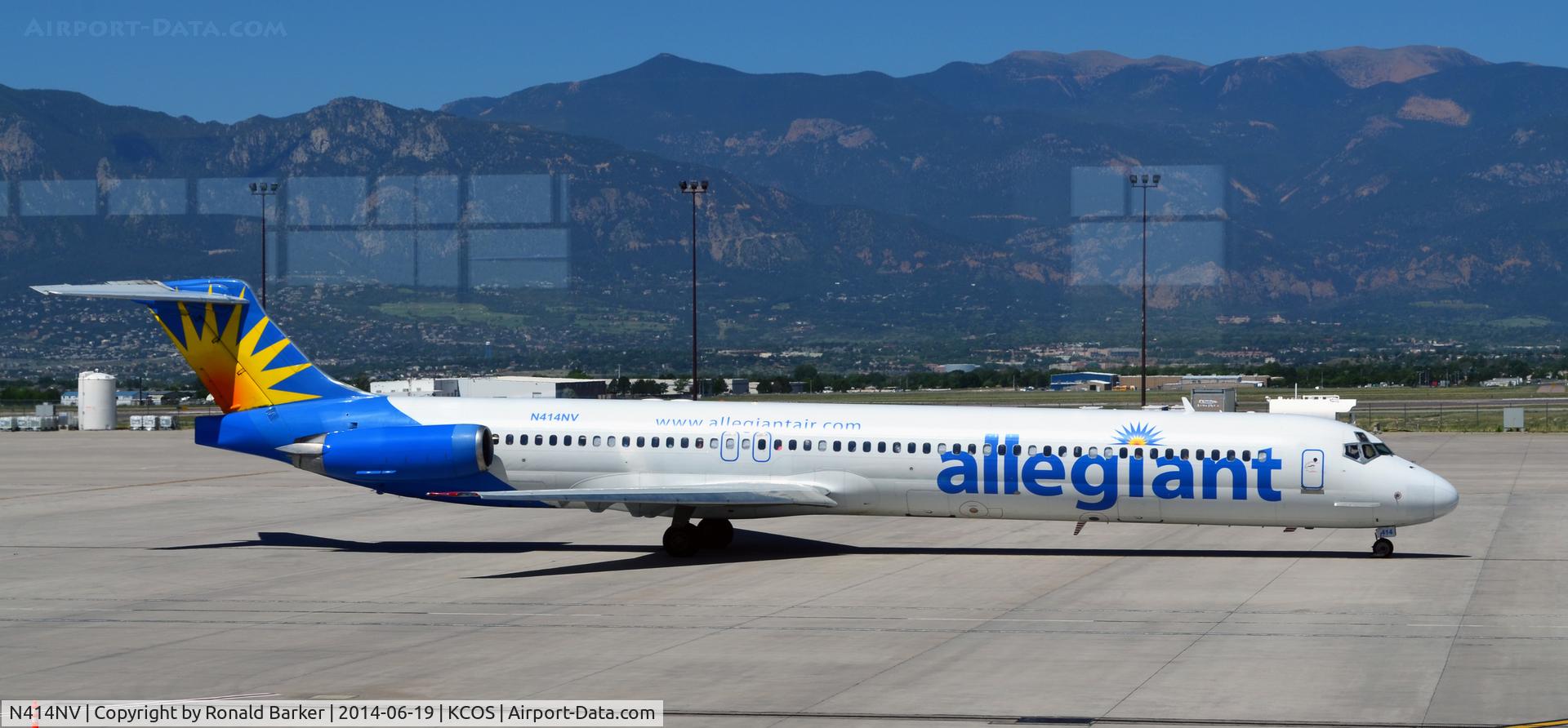 N414NV, 1989 McDonnell Douglas MD-88 C/N 49766, Taxi from gate COS