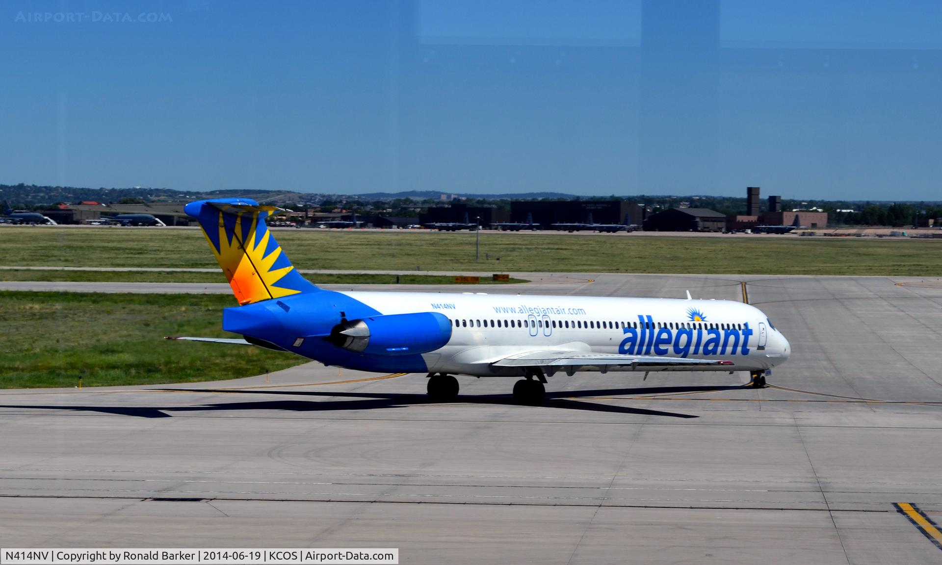 N414NV, 1989 McDonnell Douglas MD-88 C/N 49766, Taxi for takeoff COS