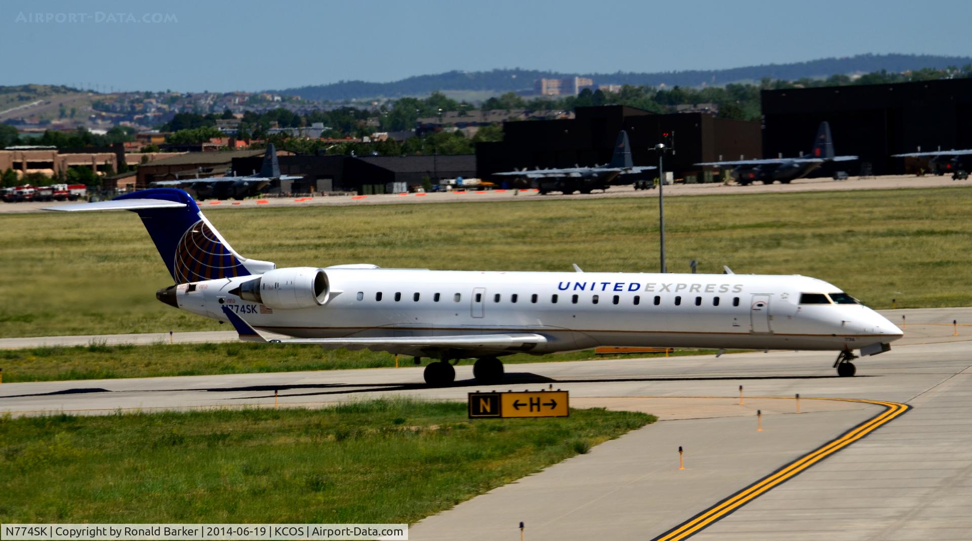 N774SK, 2006 Canadair CL-600-2C10 Regional Jet CRJ-700 C/N 10240, Taxi COS