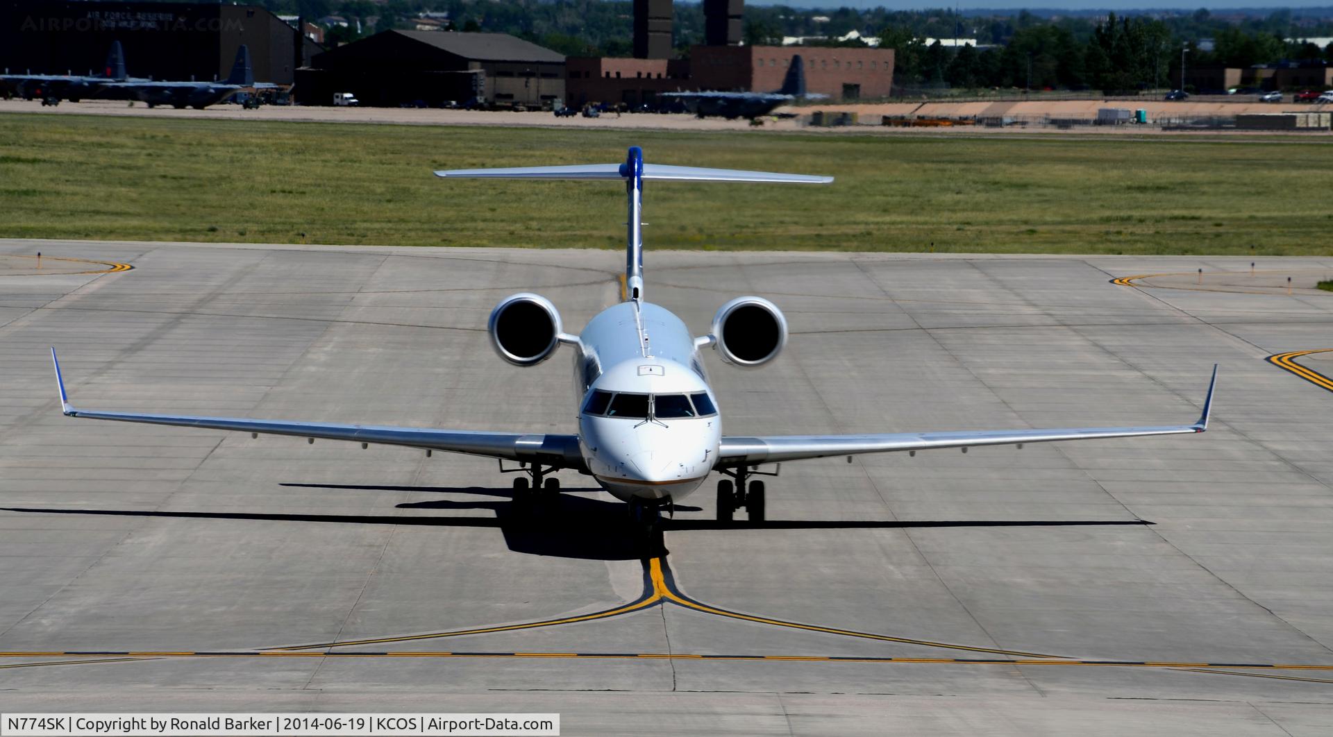 N774SK, 2006 Canadair CL-600-2C10 Regional Jet CRJ-700 C/N 10240, Taxi to park COS