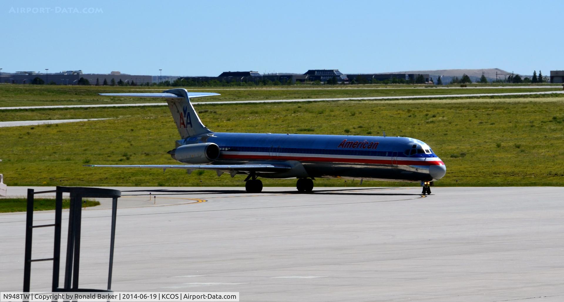 N948TW, 1987 McDonnell Douglas MD-83 (DC-9-83) C/N 49575, Taxi to park COS