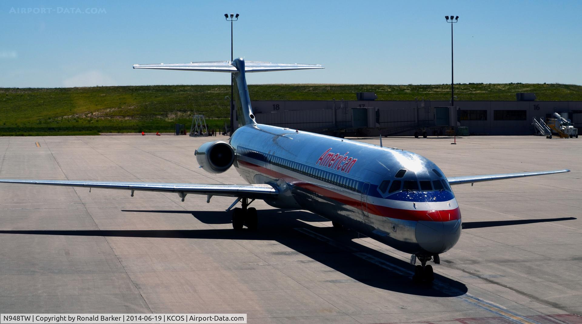 N948TW, 1987 McDonnell Douglas MD-83 (DC-9-83) C/N 49575, Taxi to park COS