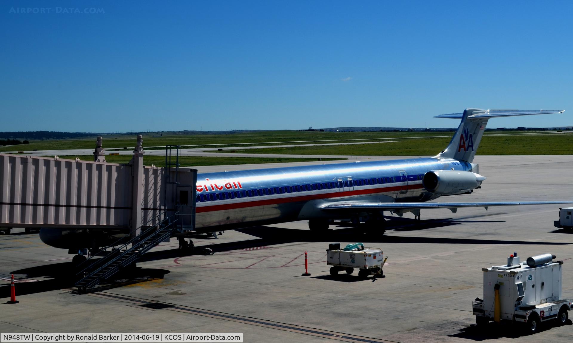 N948TW, 1987 McDonnell Douglas MD-83 (DC-9-83) C/N 49575, At the gate COS