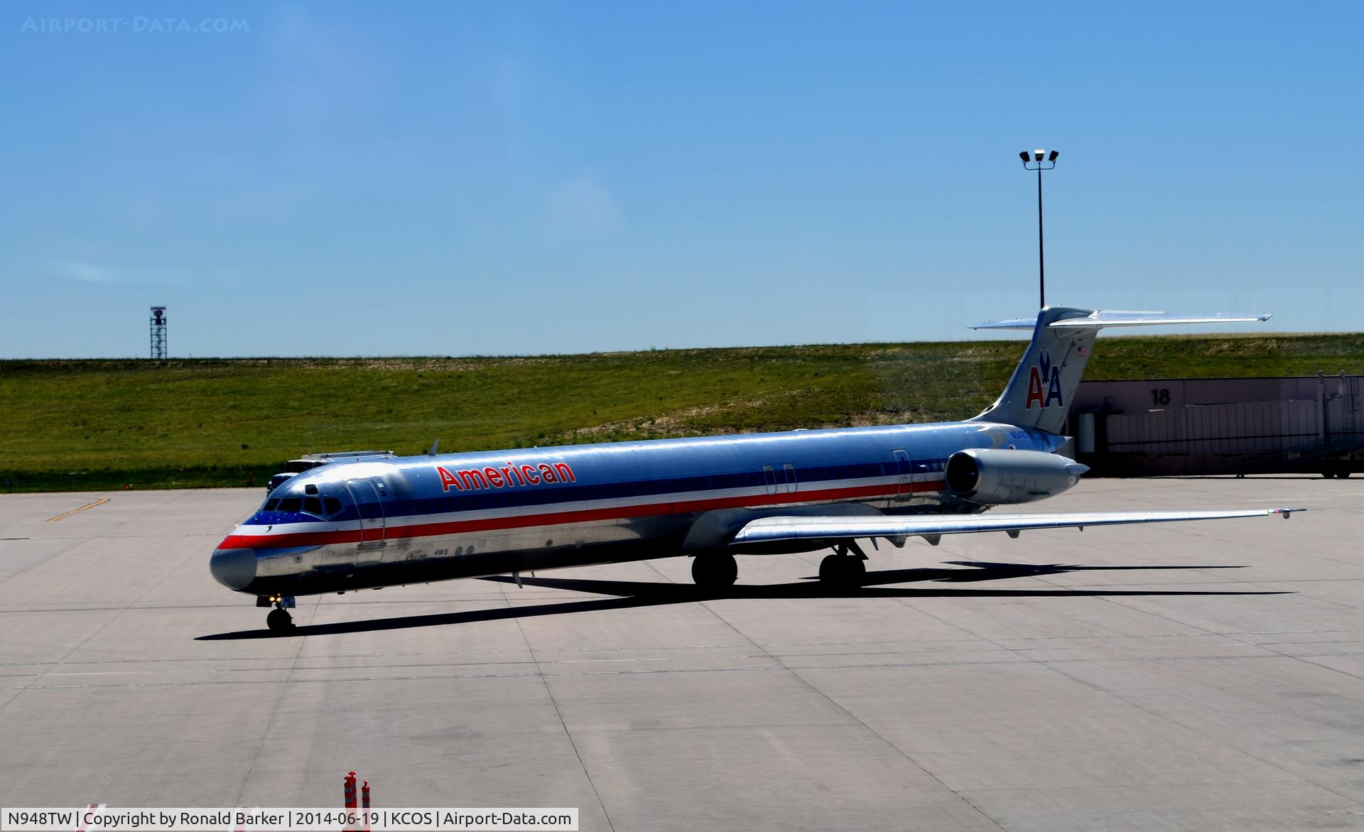 N948TW, 1987 McDonnell Douglas MD-83 (DC-9-83) C/N 49575, Taxi COS