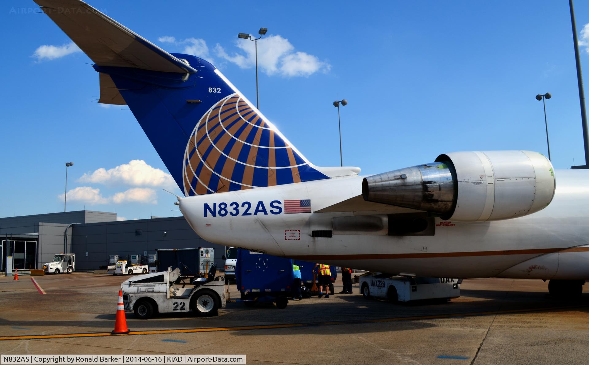 N832AS, 1998 Canadair CRJ-200ER (CL-600-2B19) C/N 7243, At the gate IAD
