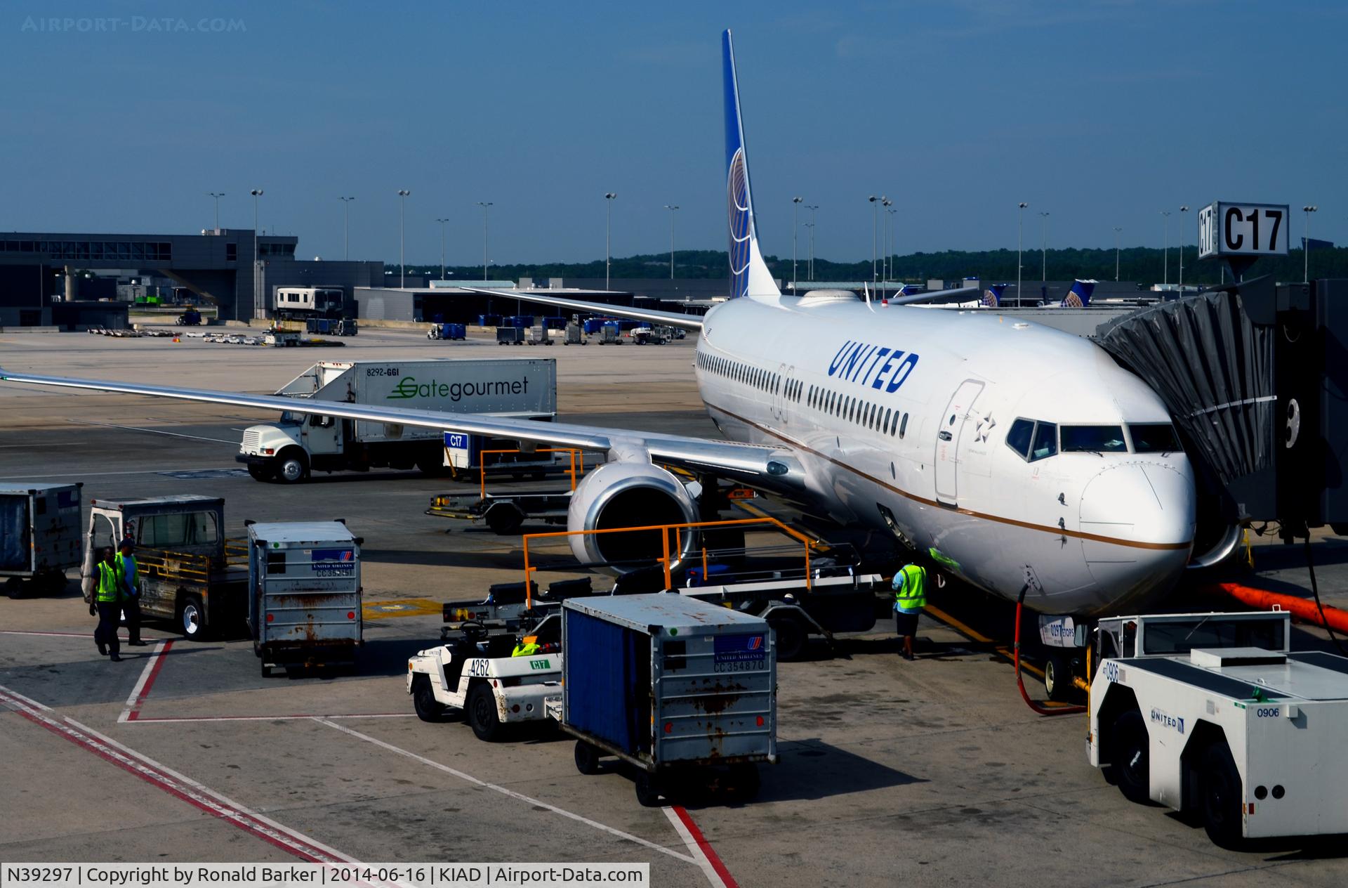 N39297, 2005 Boeing 737-824 C/N 34003, Gate C1 IAD