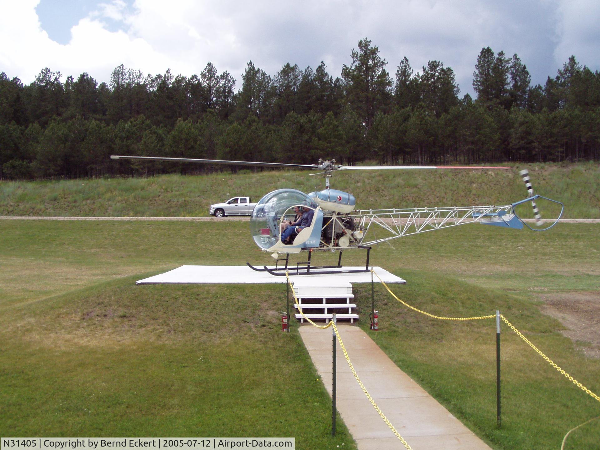 N31405, 1966 Bell TH-13T-BF Sioux C/N 3545, Photo taken ahlf way between Mt. Rushmore & Crazy Horse Memorial