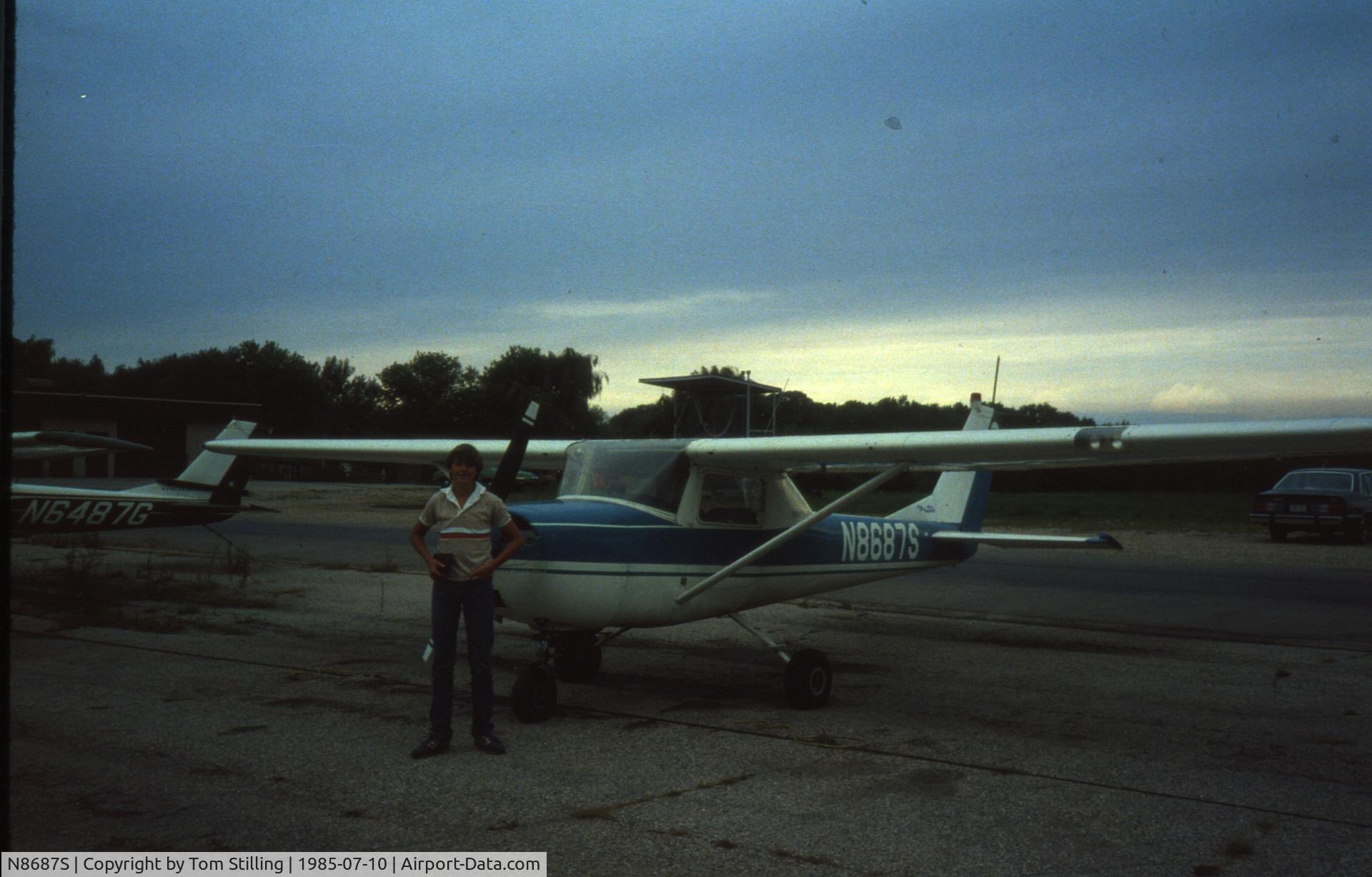 N8687S, Cessna 150F C/N 15061987, Based at Geneva Inn Resort, Formally the Playboy club. Lake Geneva, WI